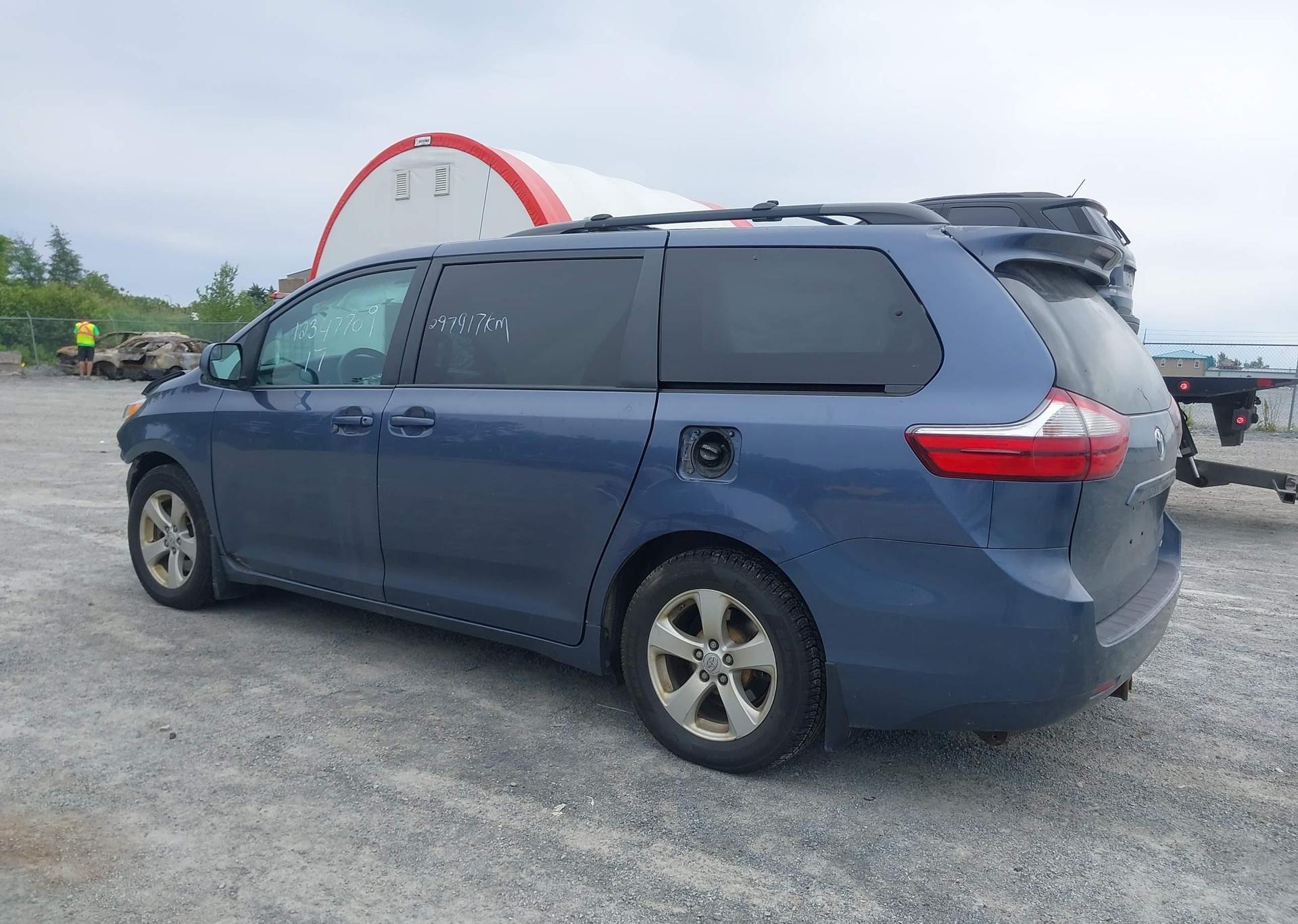 2017 TOYOTA SIENNA LE V6