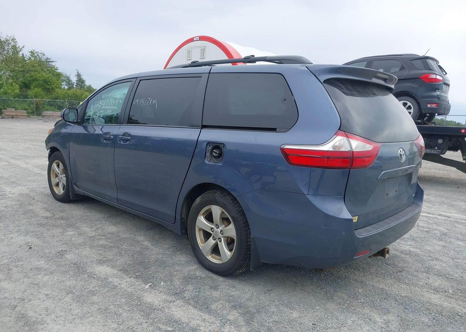 2017 TOYOTA SIENNA LE V6
