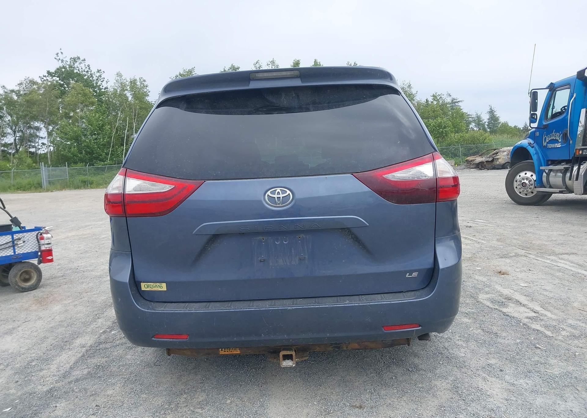 2017 TOYOTA SIENNA LE V6