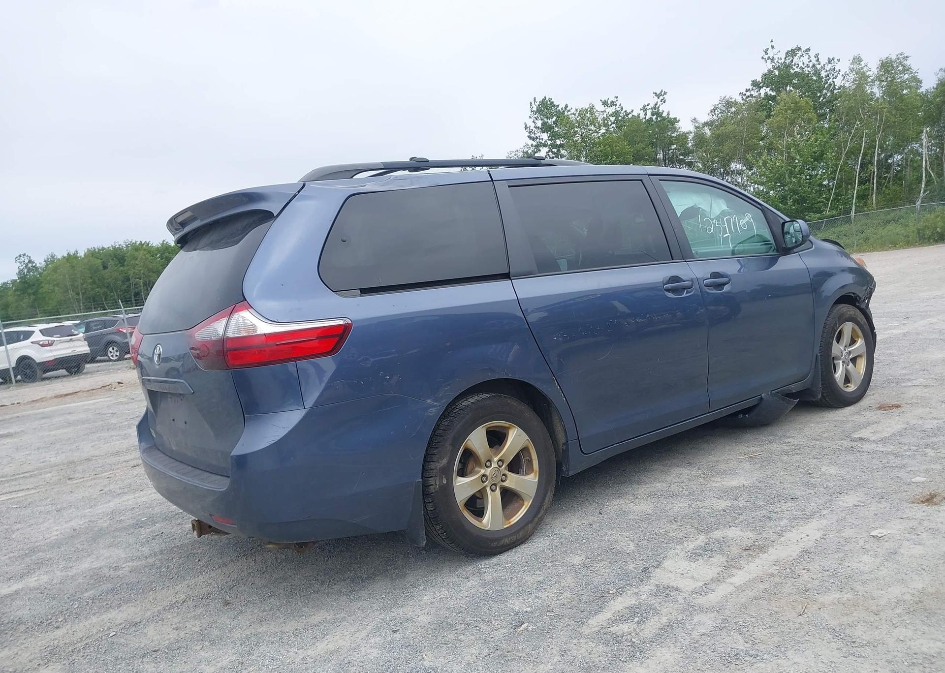 2017 TOYOTA SIENNA LE V6