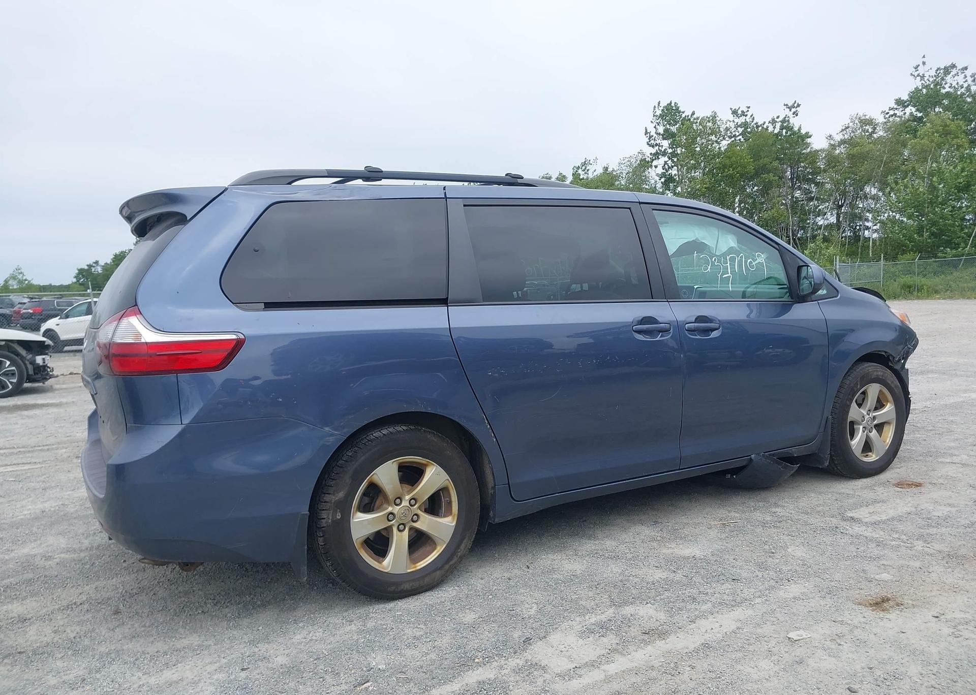 2017 TOYOTA SIENNA LE V6