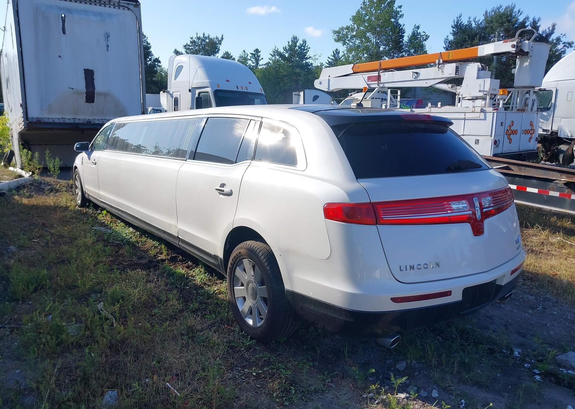 2013 LINCOLN MKT LIMO