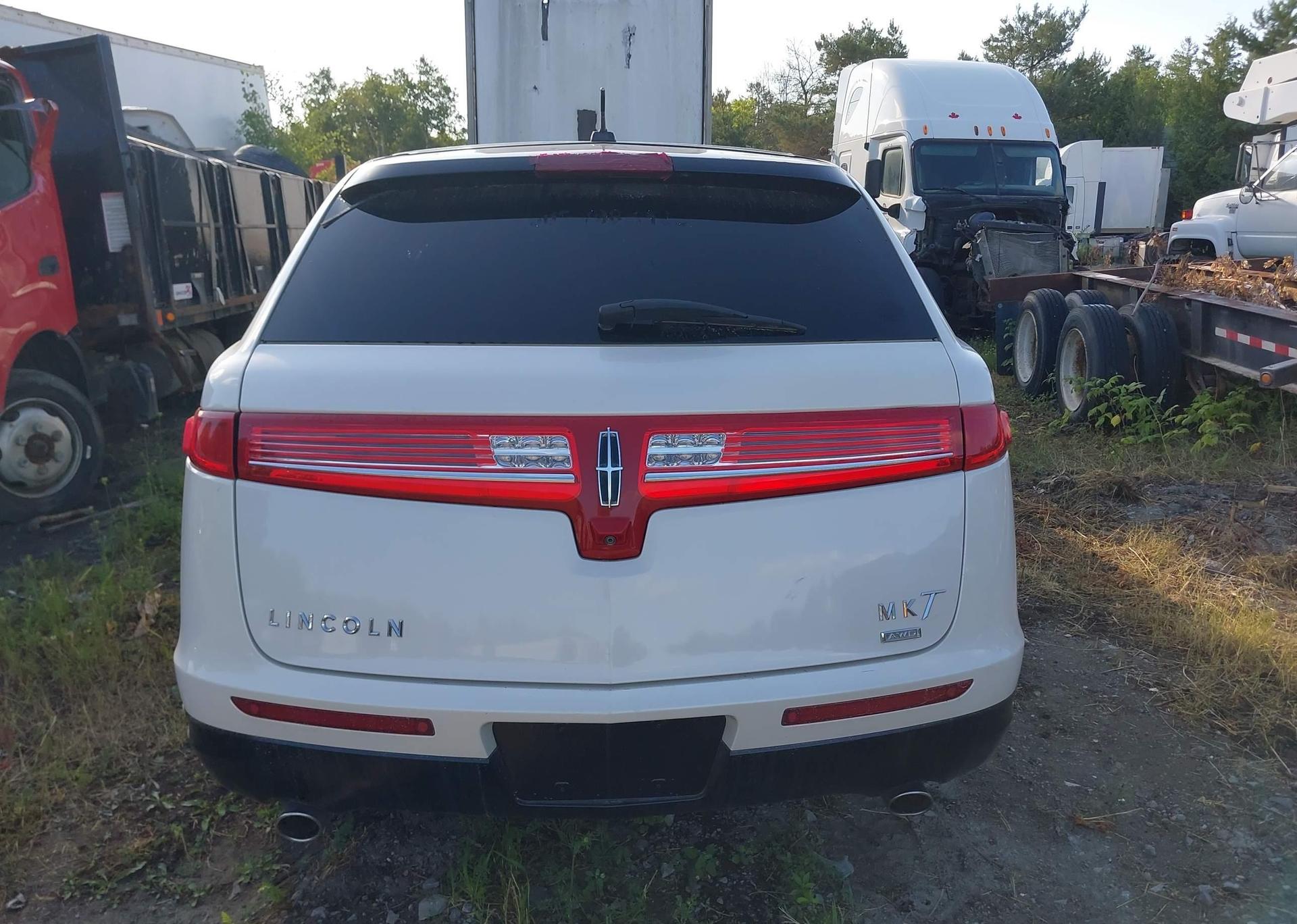 2013 LINCOLN MKT LIMO