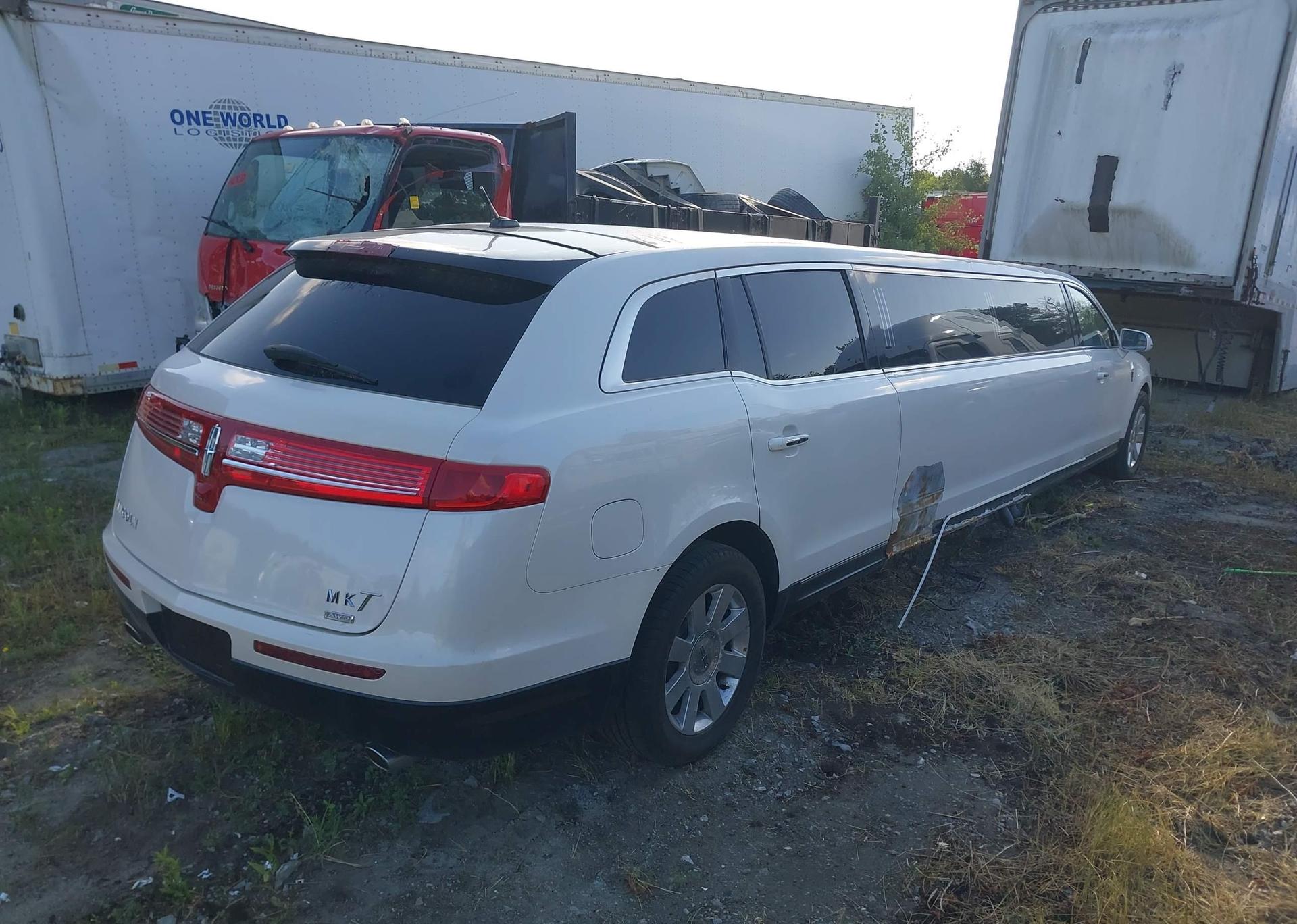 2013 LINCOLN MKT LIMO