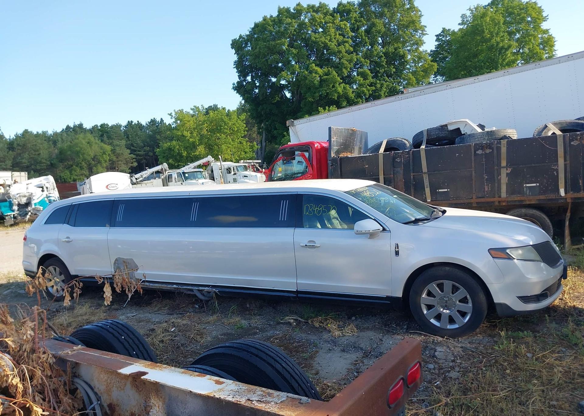 2013 LINCOLN MKT LIMO