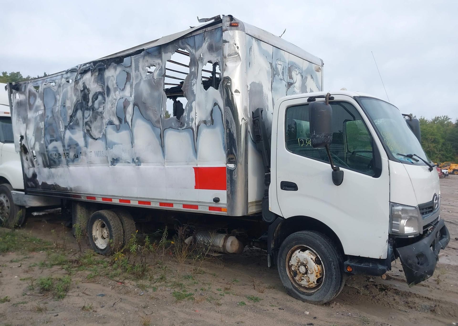 2014 HINO 195