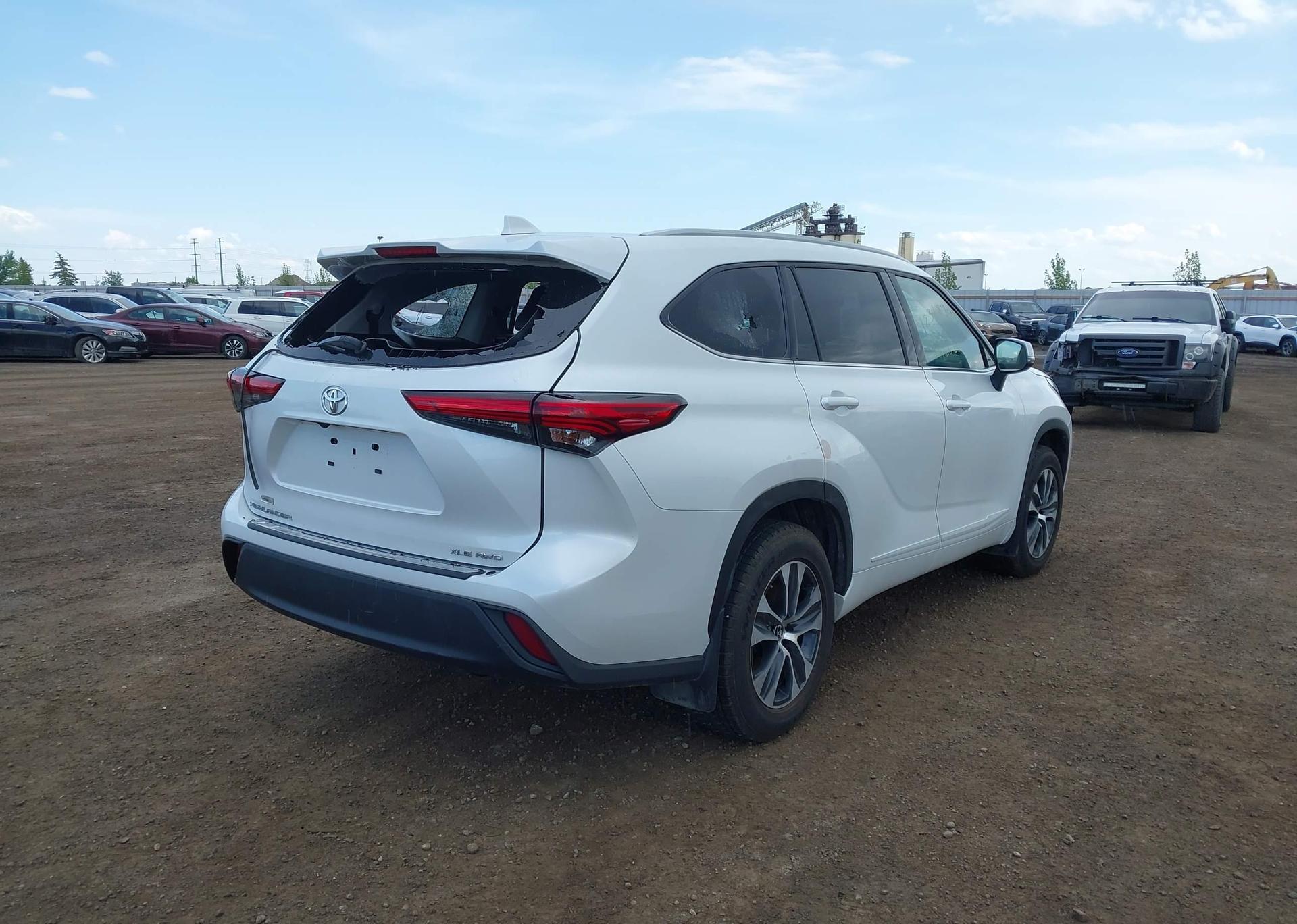 2022 TOYOTA highlander xle