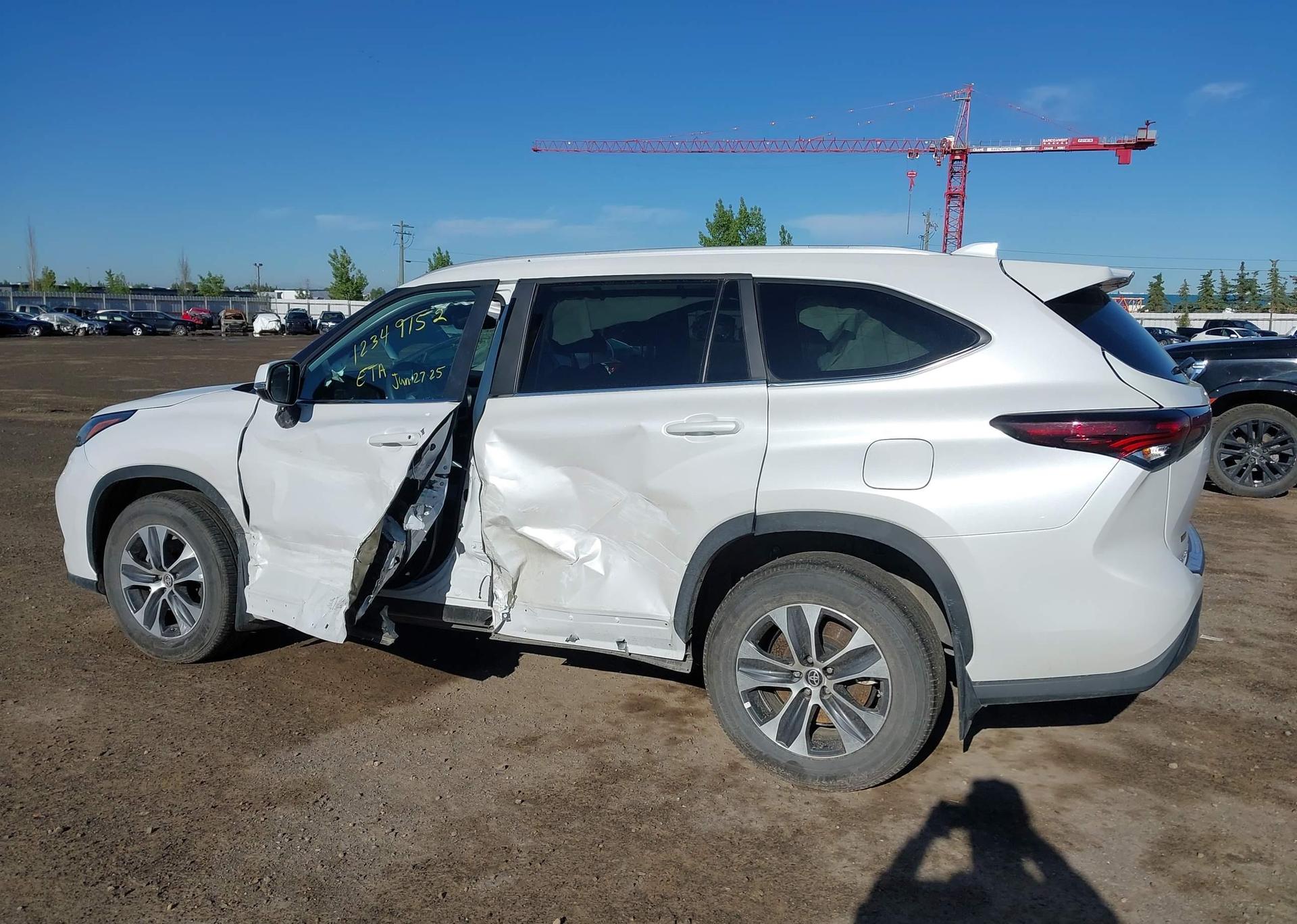 2024 TOYOTA HIGHLANDER LE