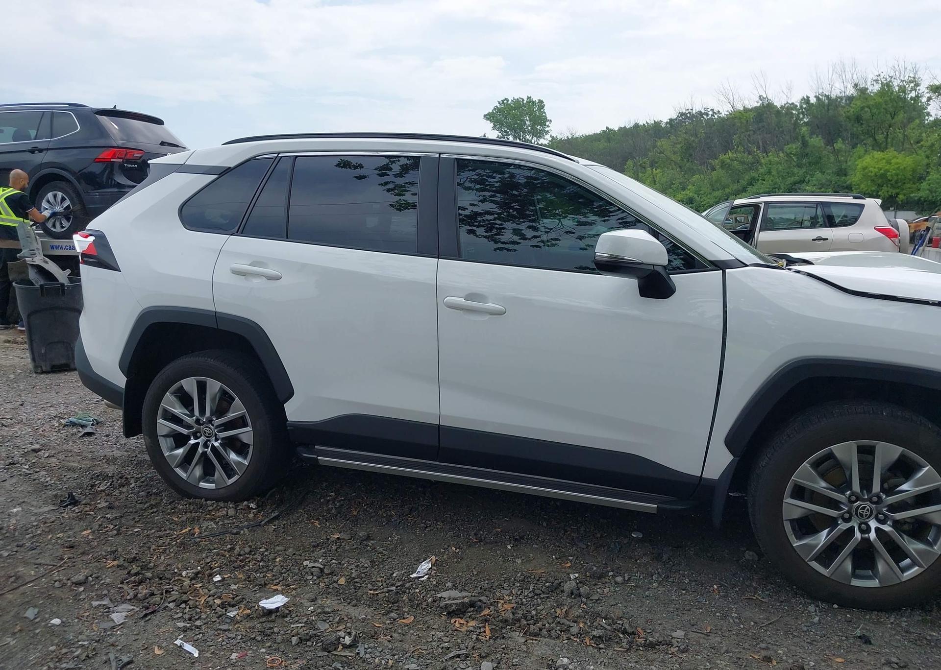 2020 TOYOTA RAV4 XLE
