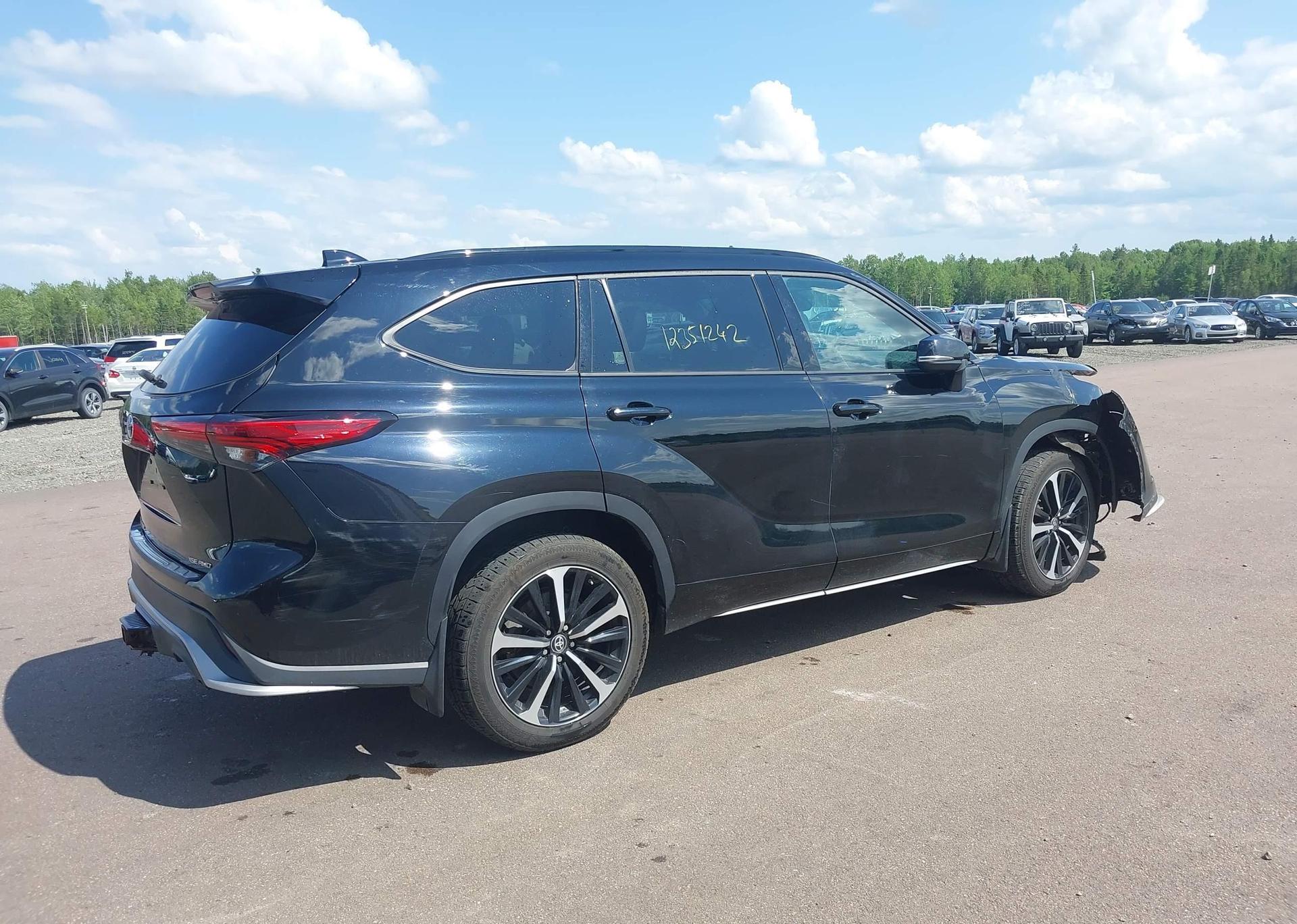 2022 TOYOTA HIGHLANDER XSE