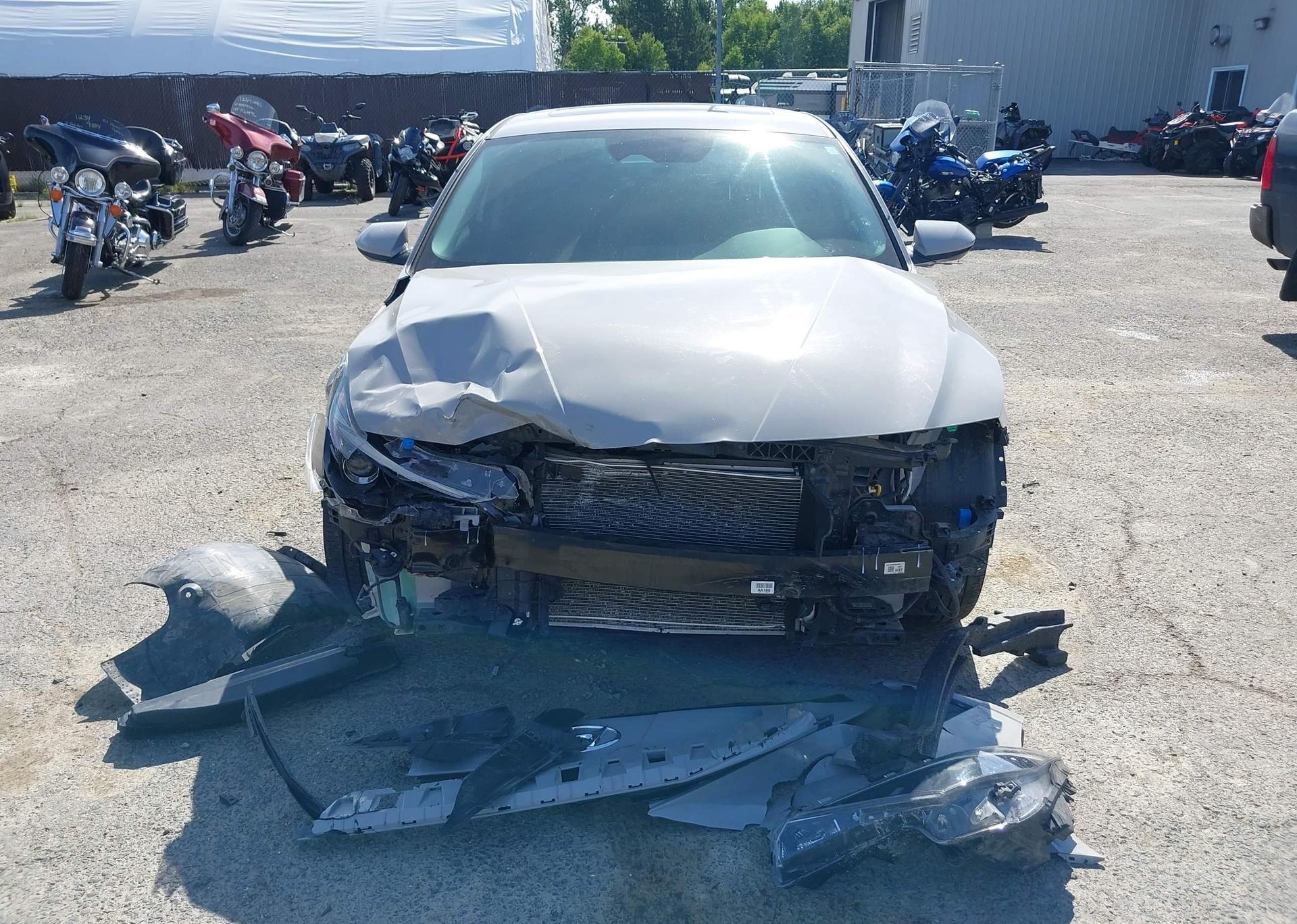 2022 HYUNDAI ELANTRA PREFERRED IVT WITH SUN AND TECH PACKAGE