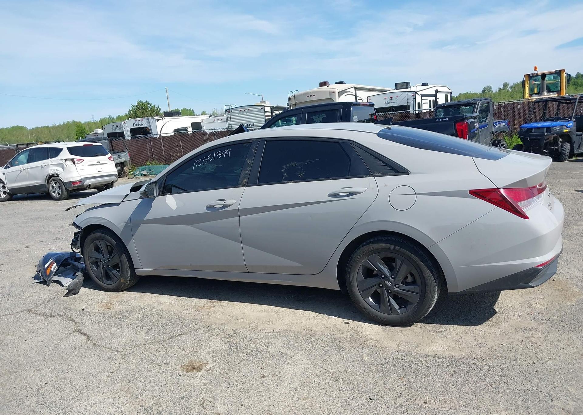 2022 HYUNDAI ELANTRA PREFERRED IVT WITH SUN AND TECH PACKAGE