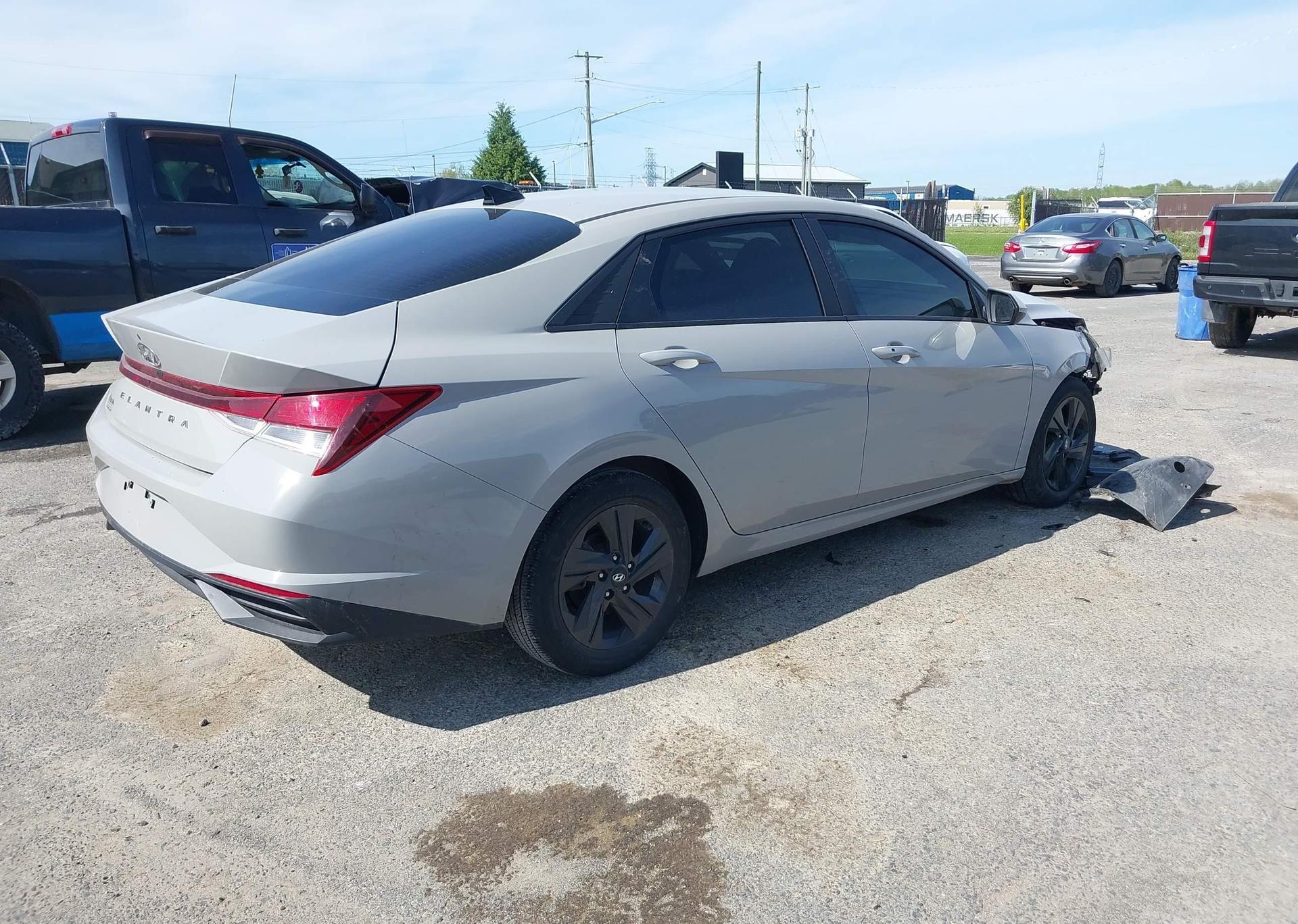 2022 HYUNDAI ELANTRA PREFERRED IVT WITH SUN AND TECH PACKAGE