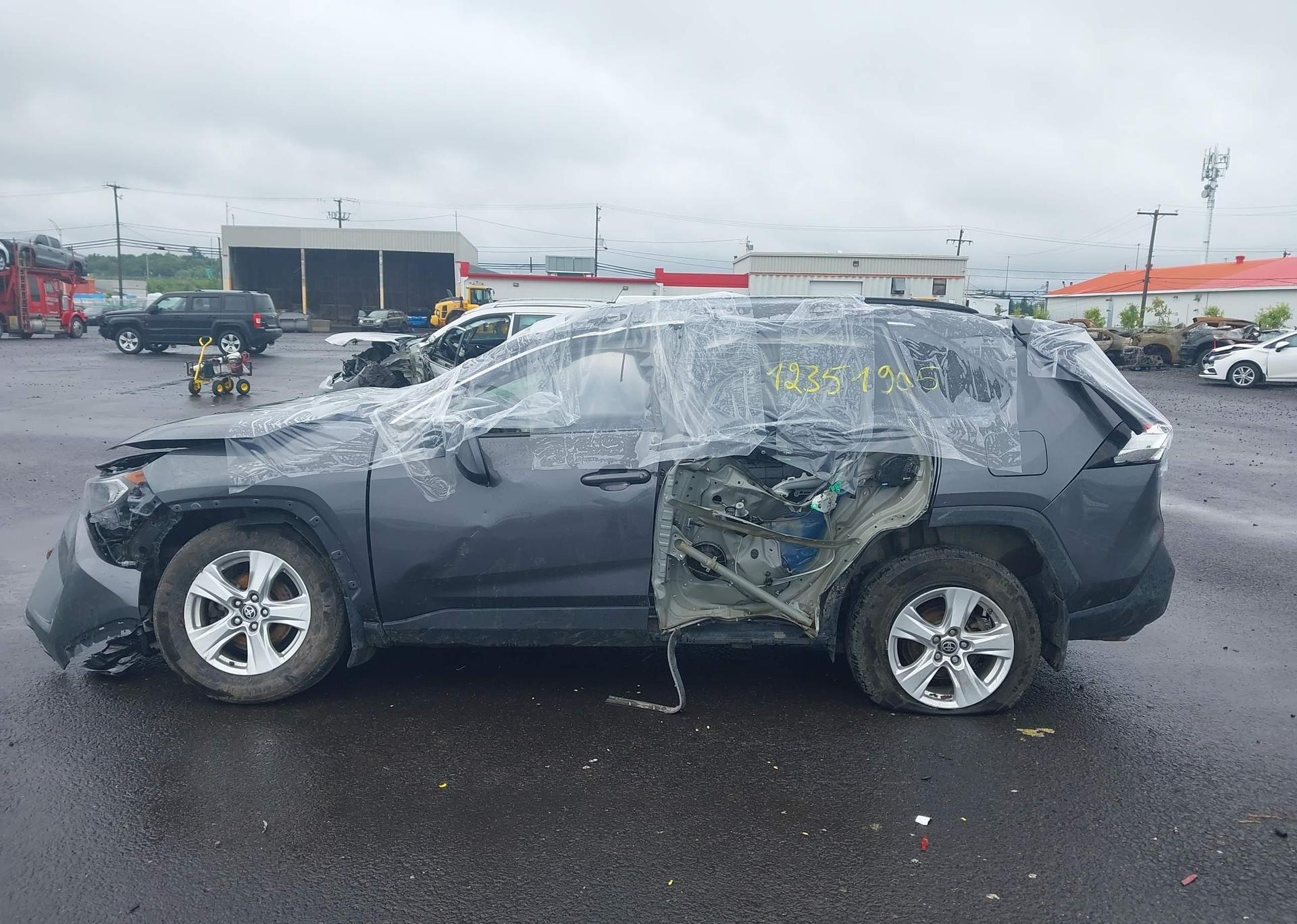 2021 TOYOTA RAV4 XLE