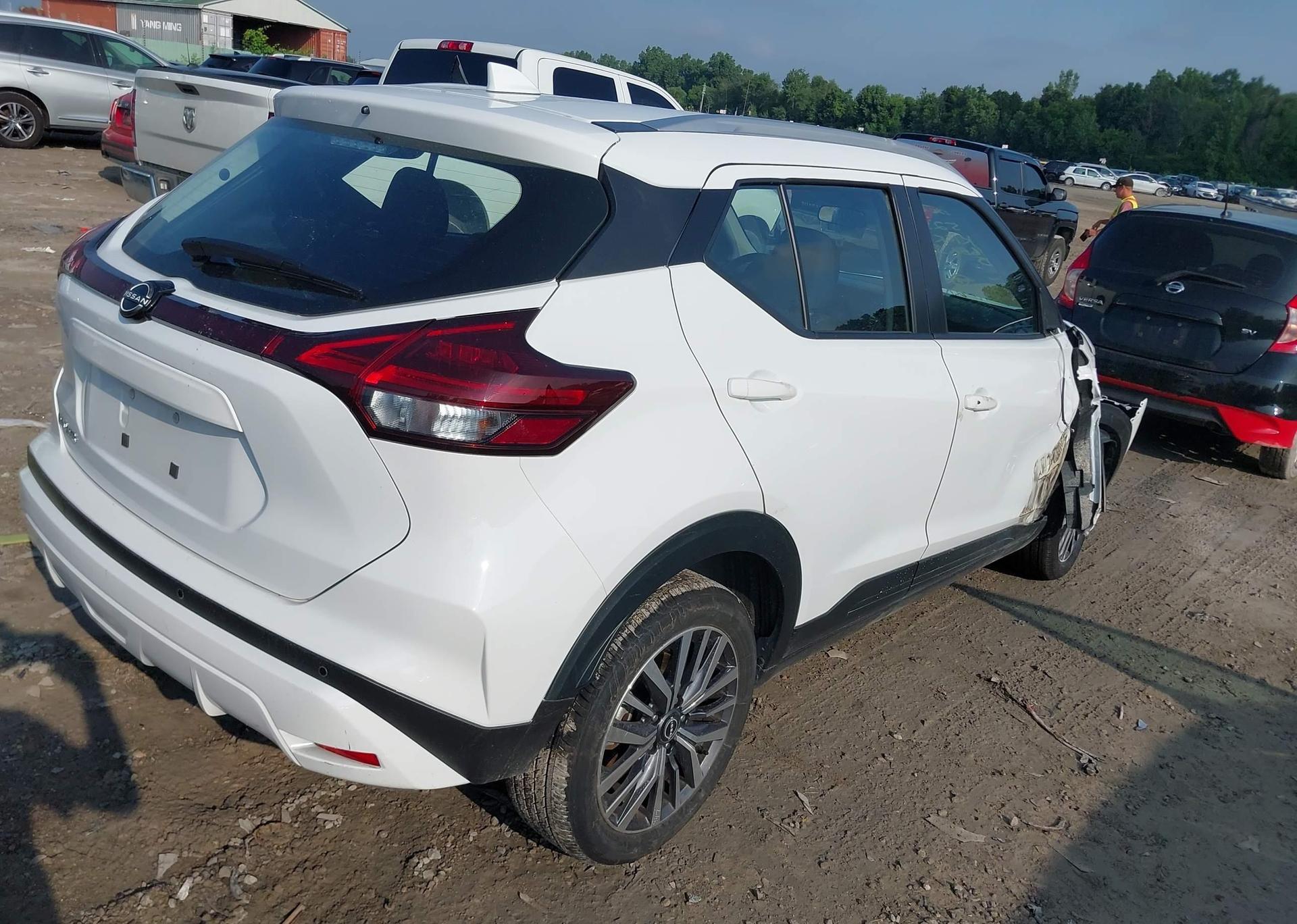 2025 NISSAN KICKS PLAY SV