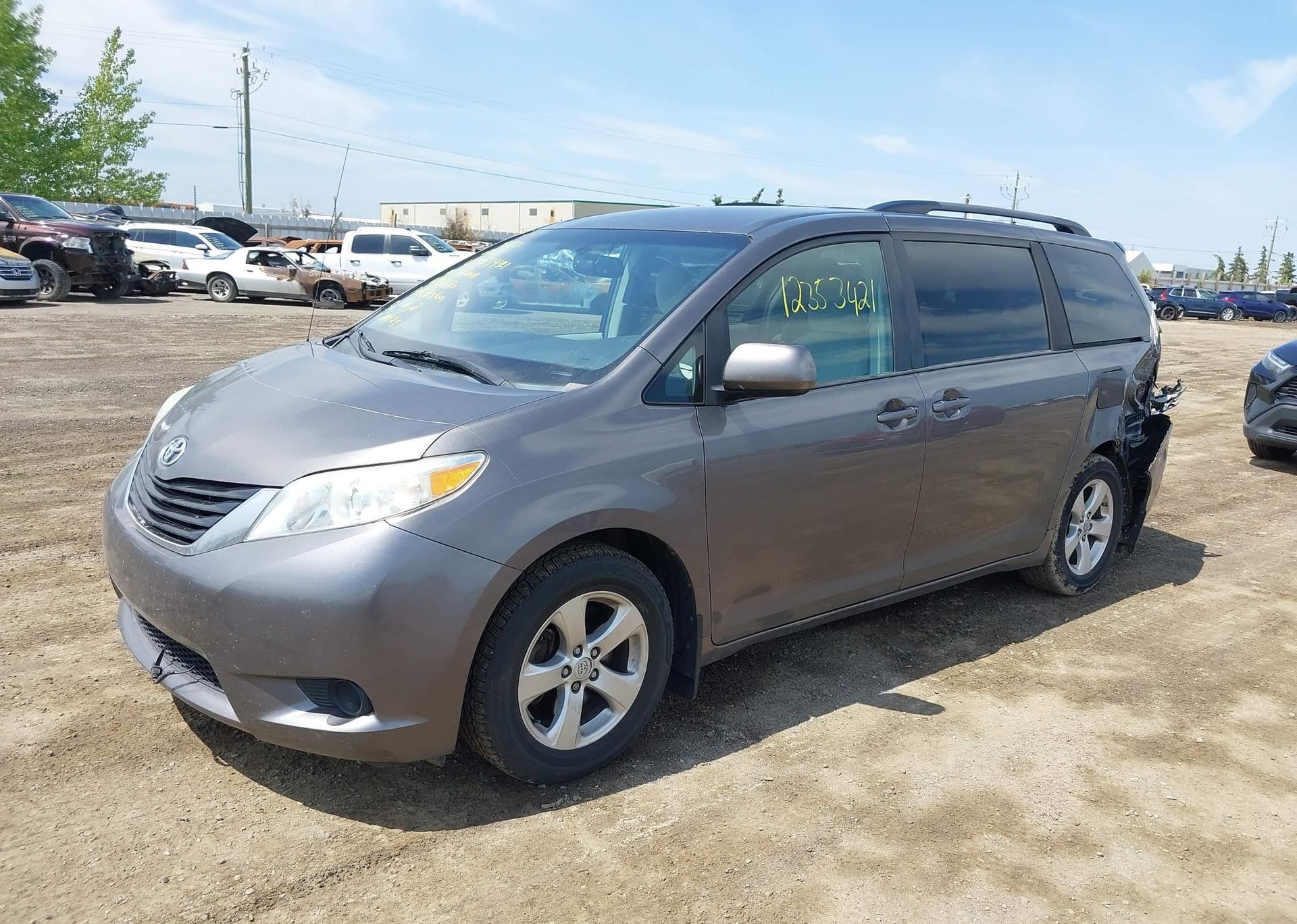 2014 TOYOTA SIENNA LE V6