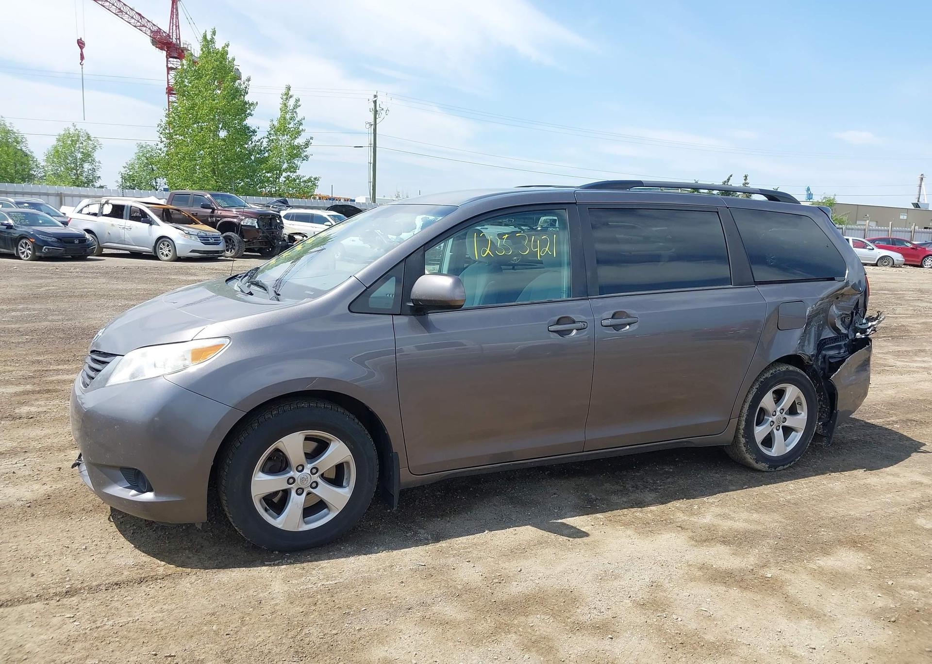 2014 TOYOTA SIENNA LE V6