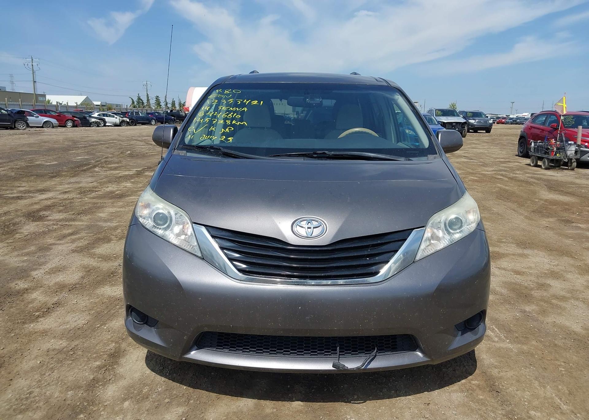2014 TOYOTA SIENNA LE V6