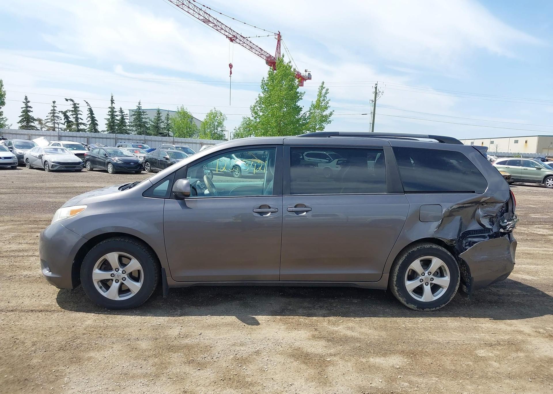 2014 TOYOTA SIENNA LE V6