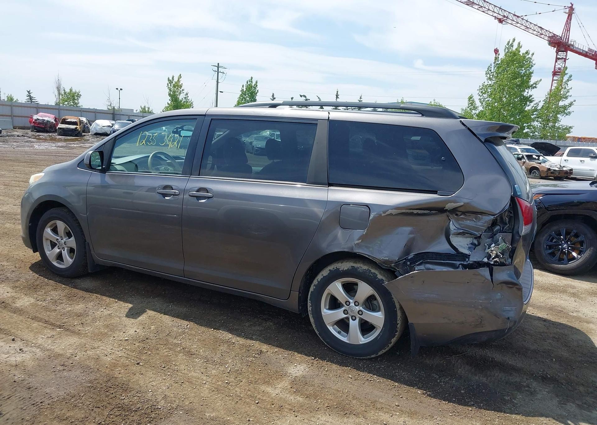 2014 TOYOTA SIENNA LE V6