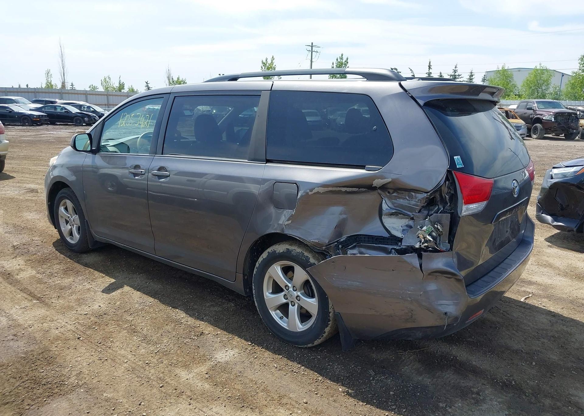 2014 TOYOTA SIENNA LE V6