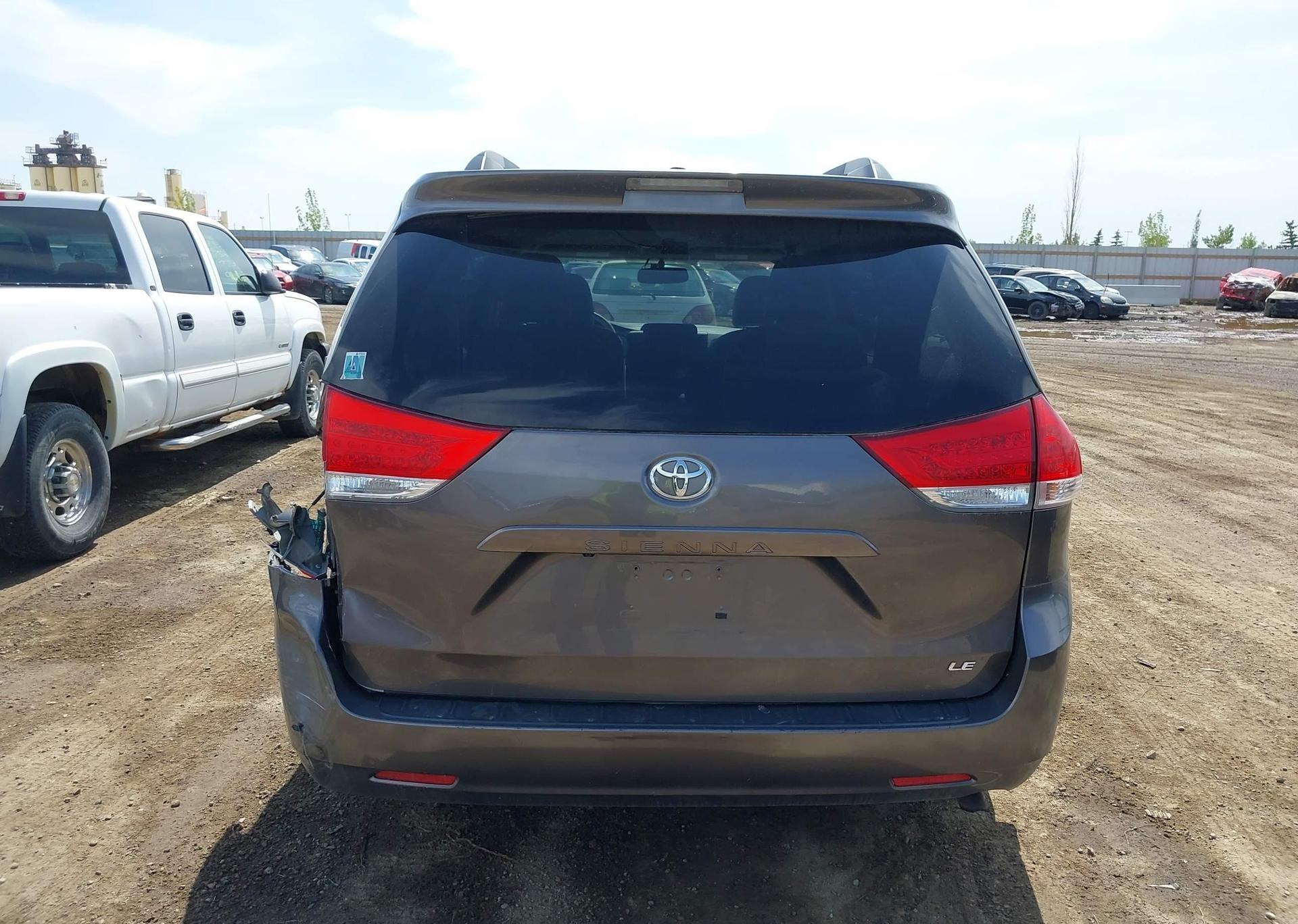 2014 TOYOTA SIENNA LE V6