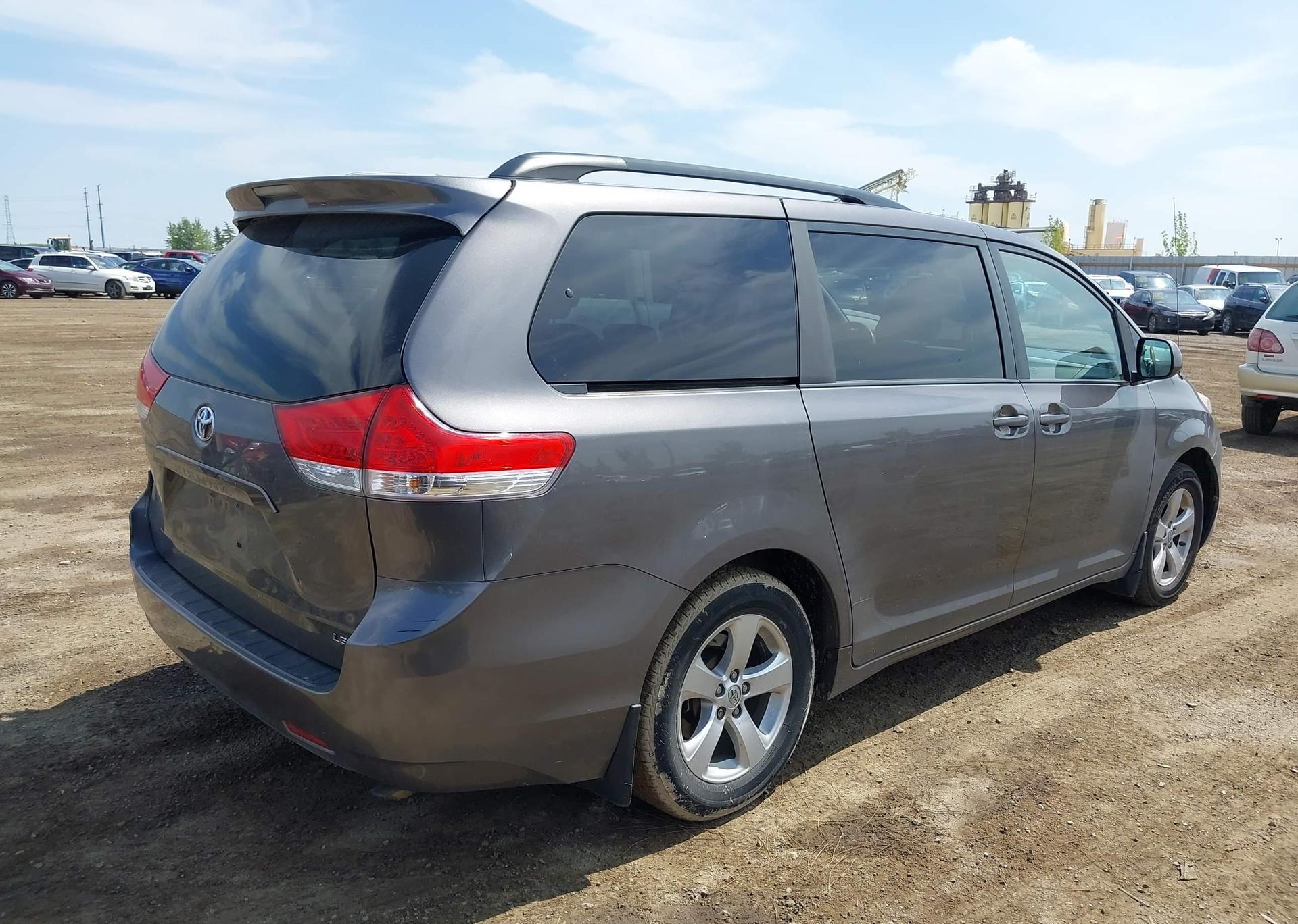 2014 TOYOTA SIENNA LE V6