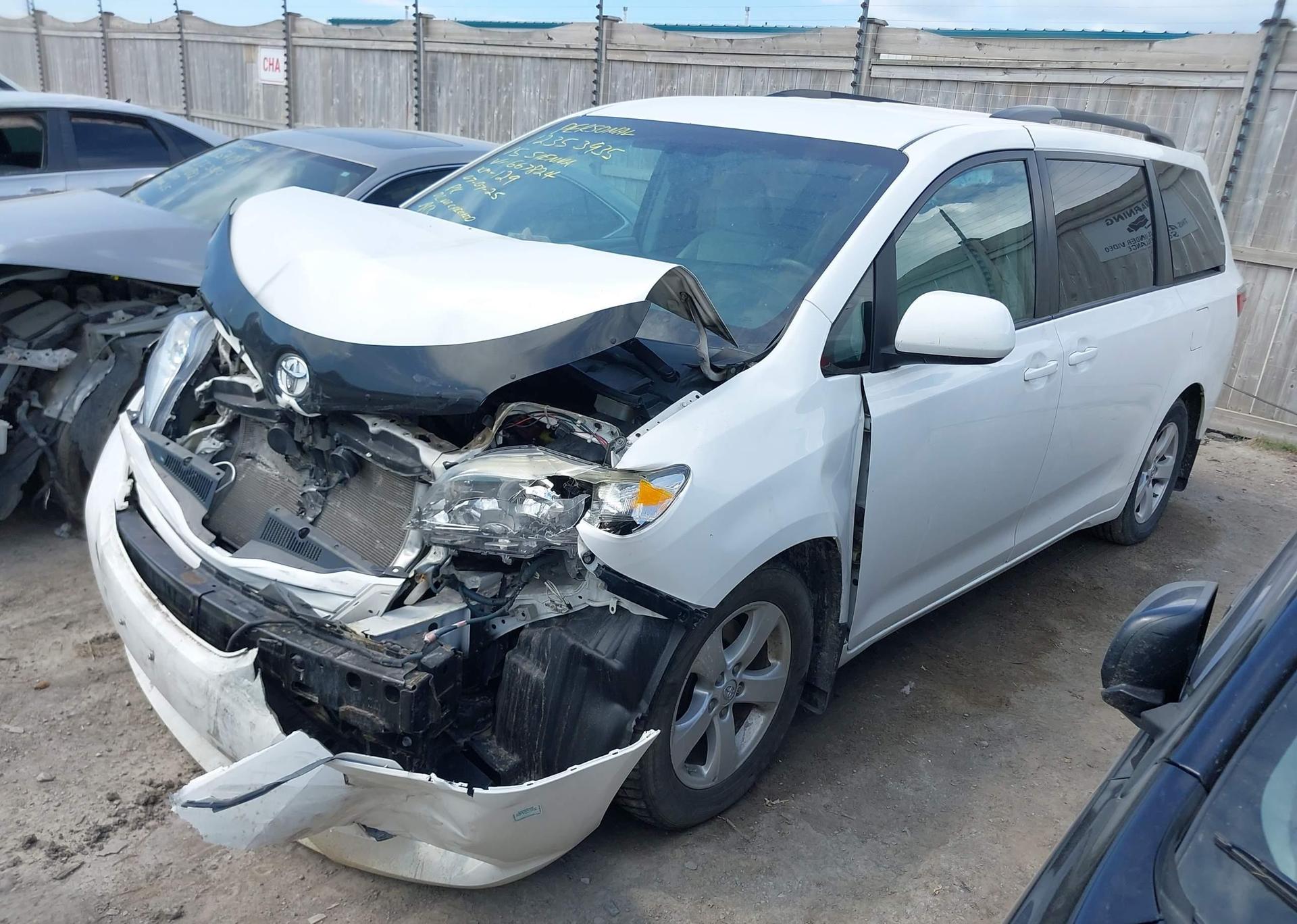 2015 TOYOTA SIENNA LE