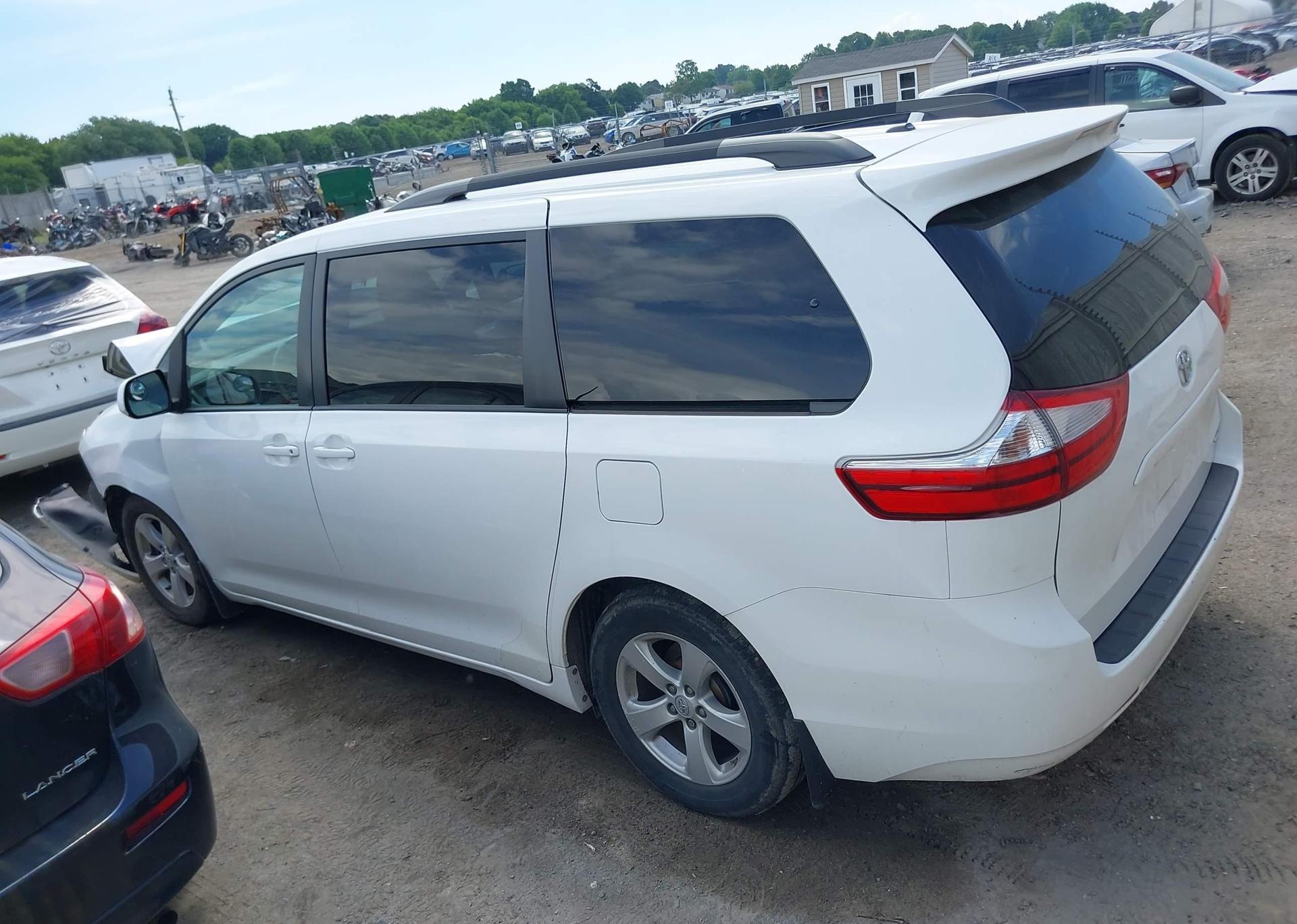 2015 TOYOTA SIENNA LE