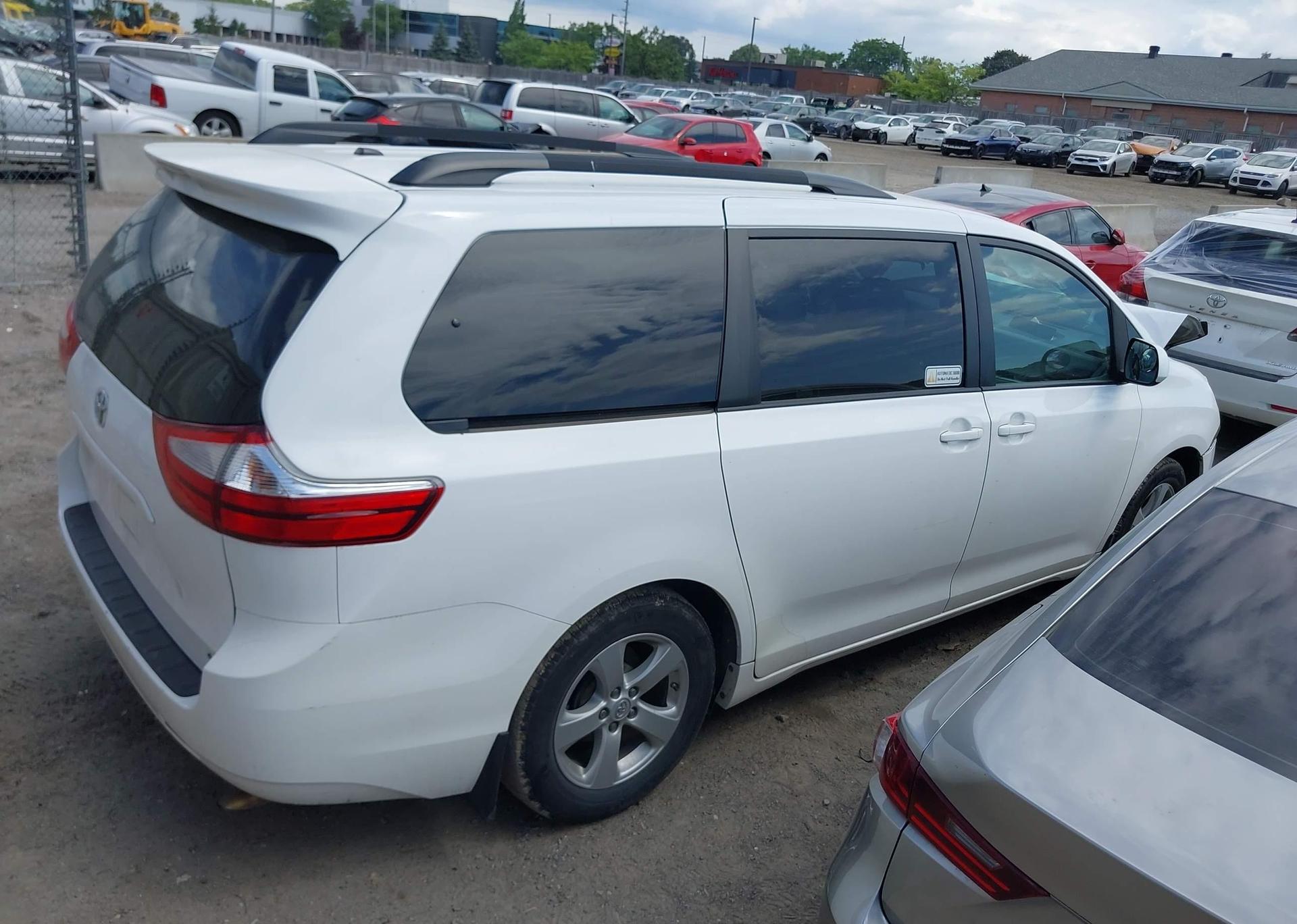 2015 TOYOTA SIENNA LE