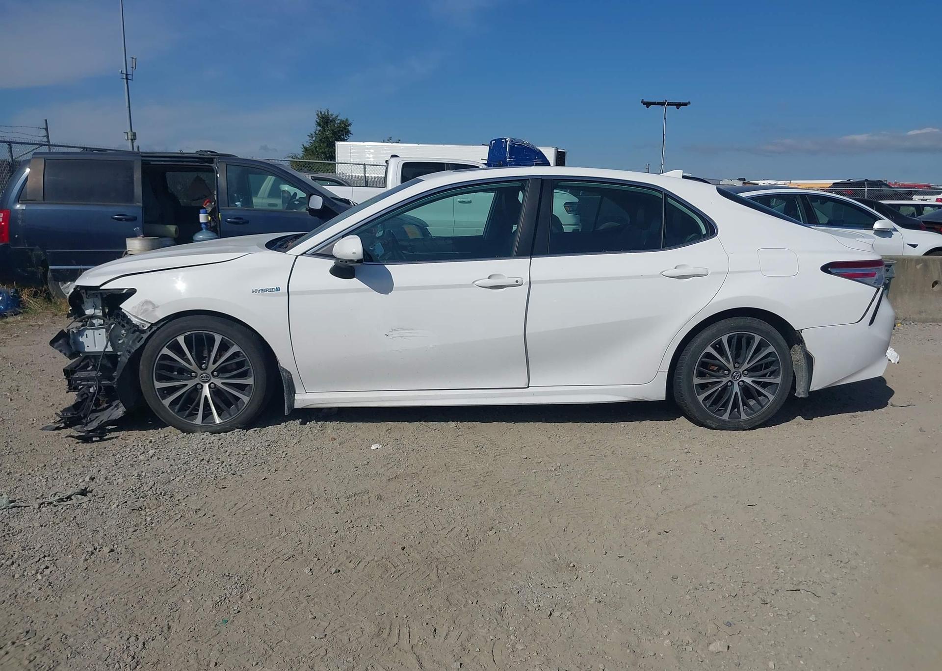 2020 TOYOTA CAMRY HYBRID SE