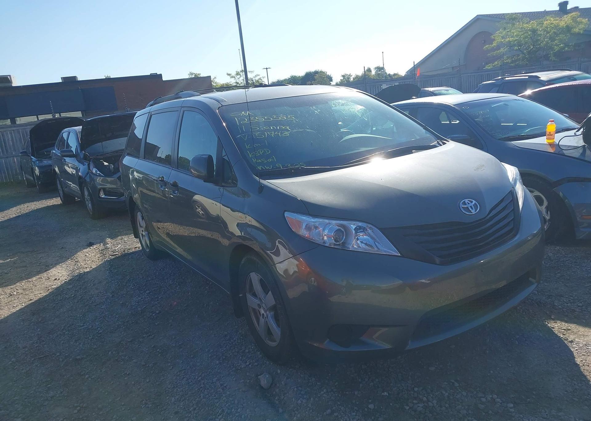 2011 TOYOTA SIENNA