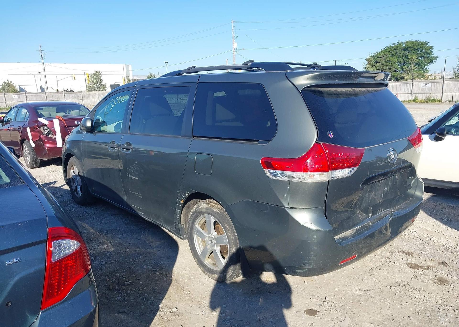 2011 TOYOTA SIENNA