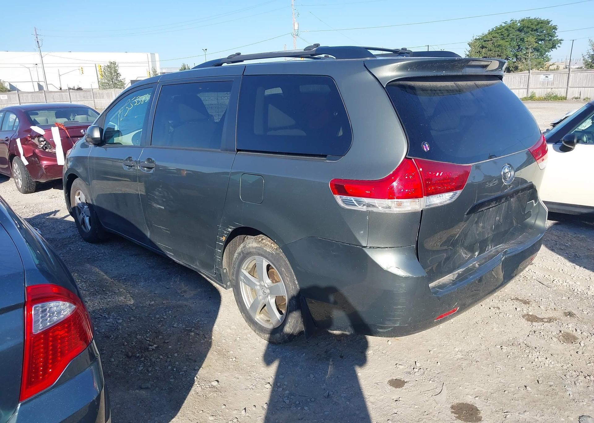 2011 TOYOTA SIENNA