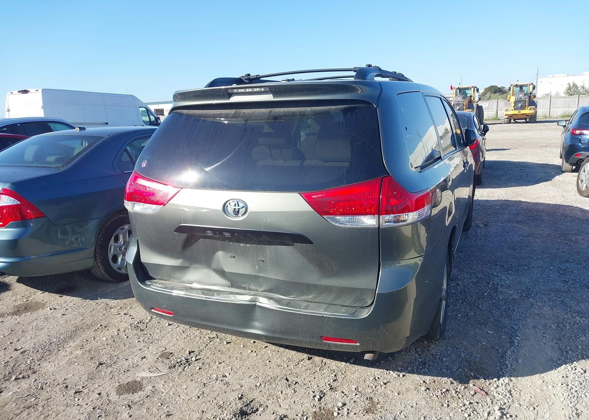 2011 TOYOTA SIENNA