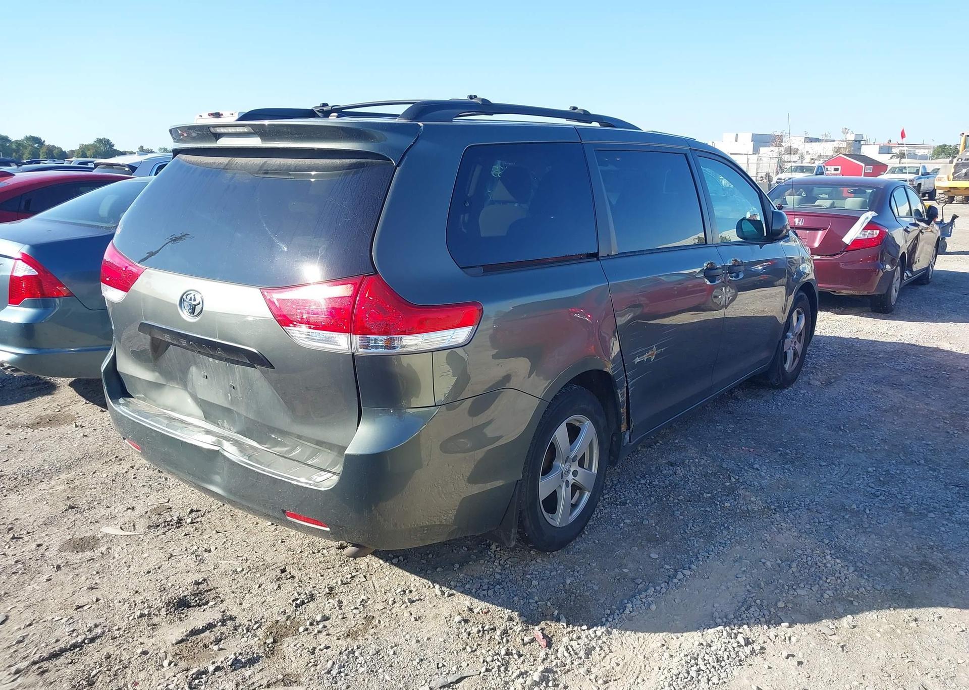 2011 TOYOTA SIENNA