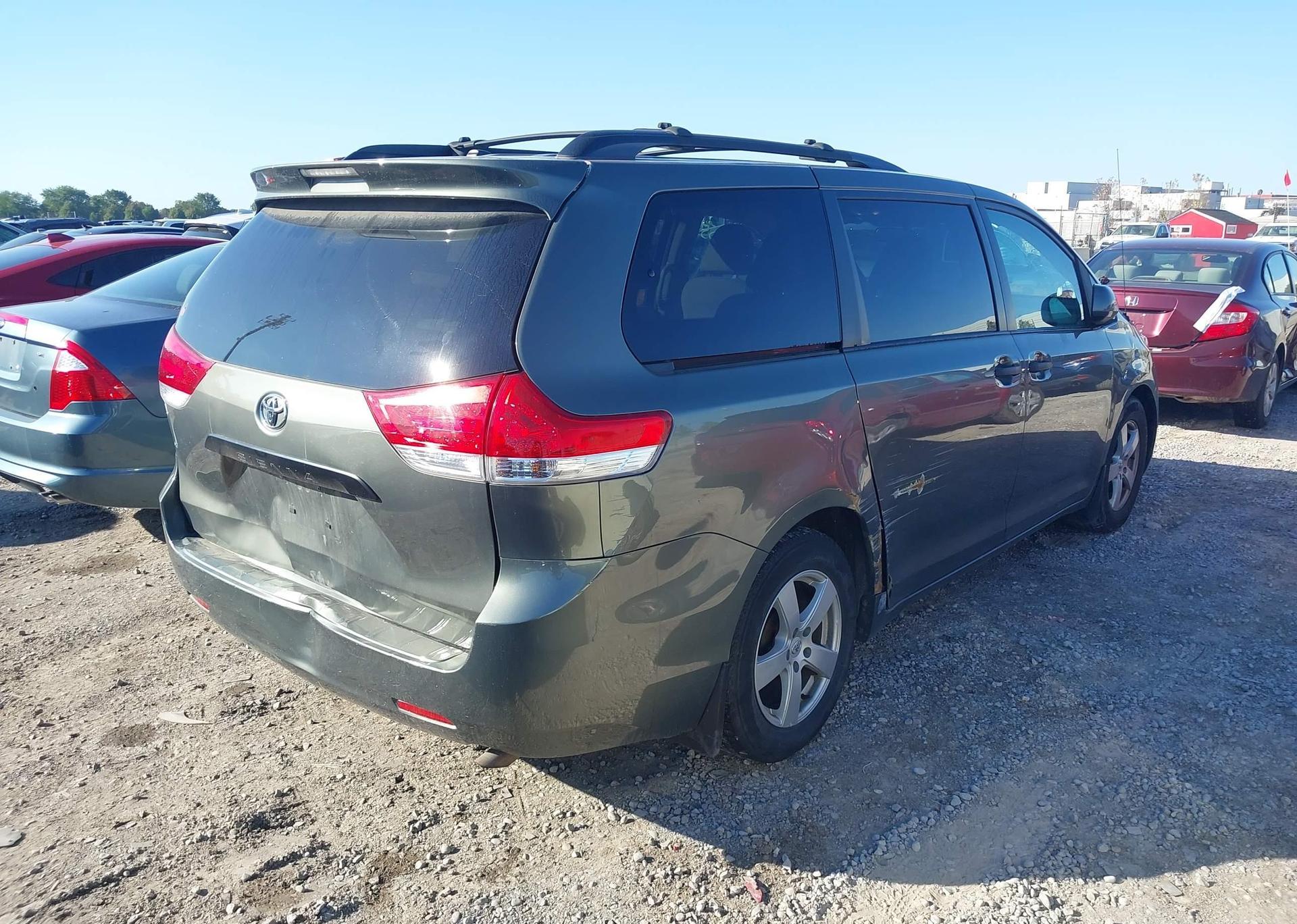 2011 TOYOTA SIENNA