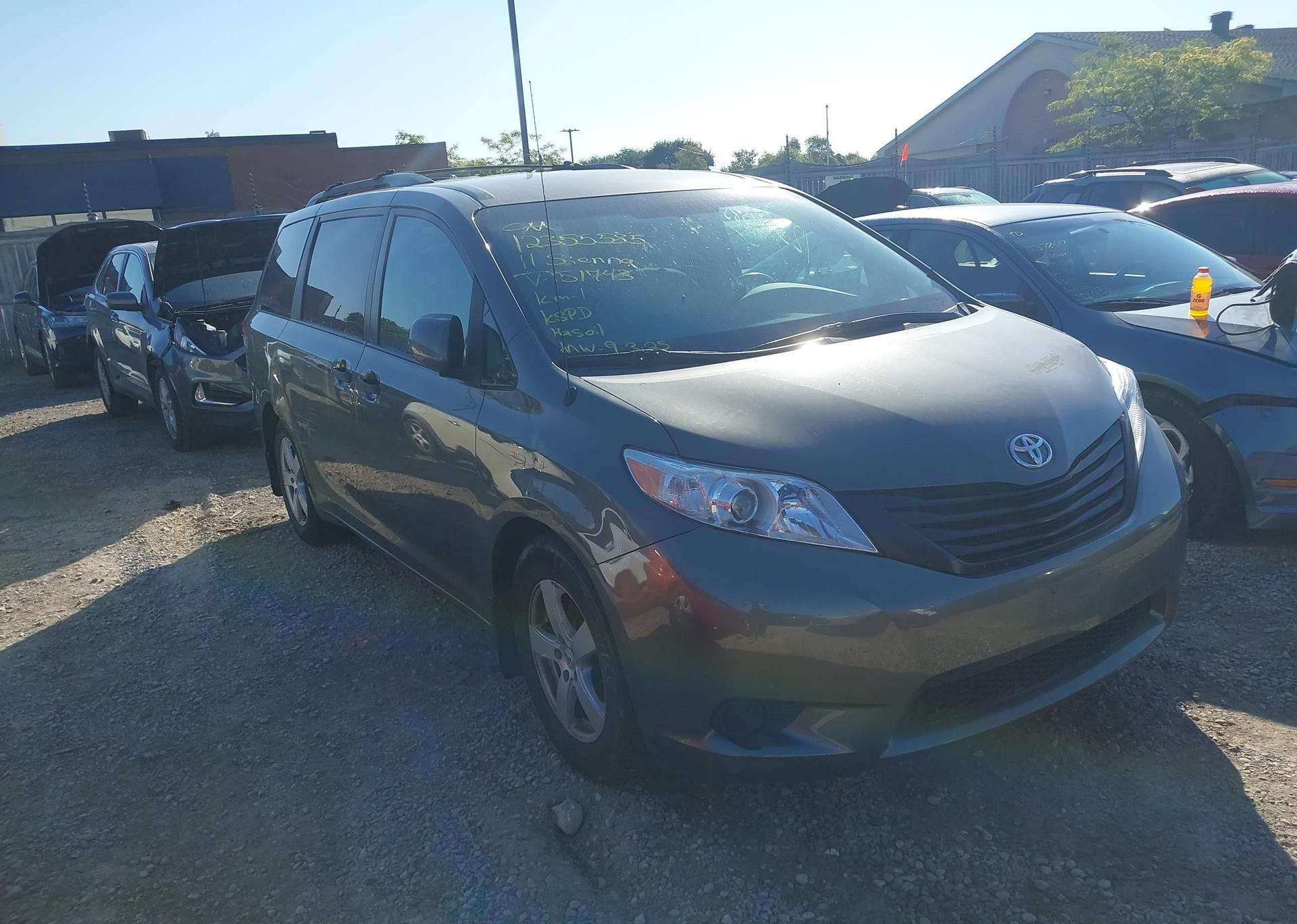 2011 TOYOTA SIENNA