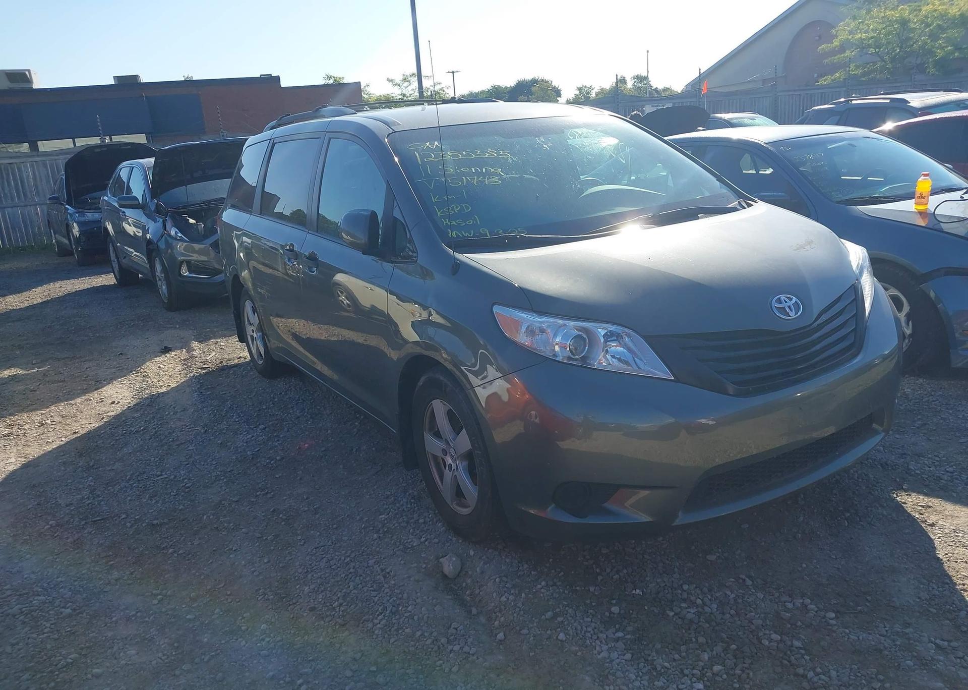 2011 TOYOTA SIENNA