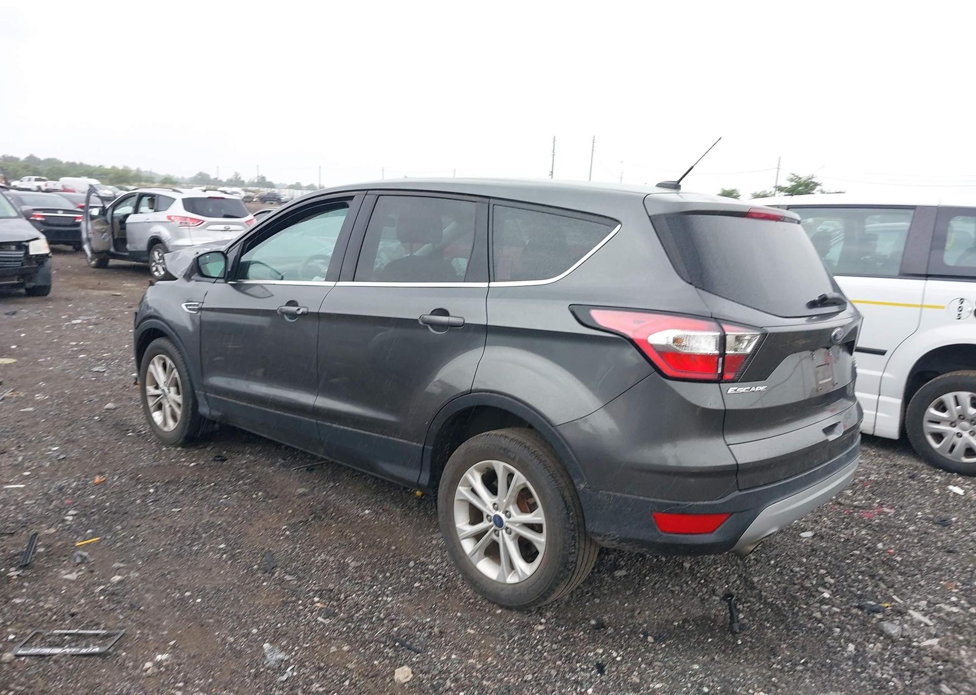 2017 FORD ESCAPE SE