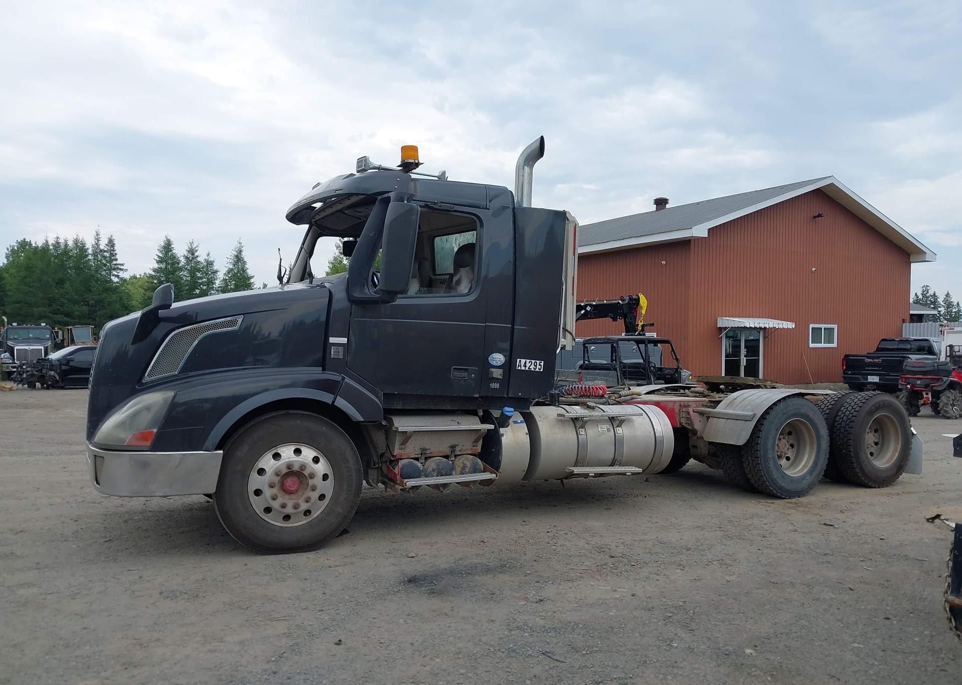 2015 VOLVO VN VNL