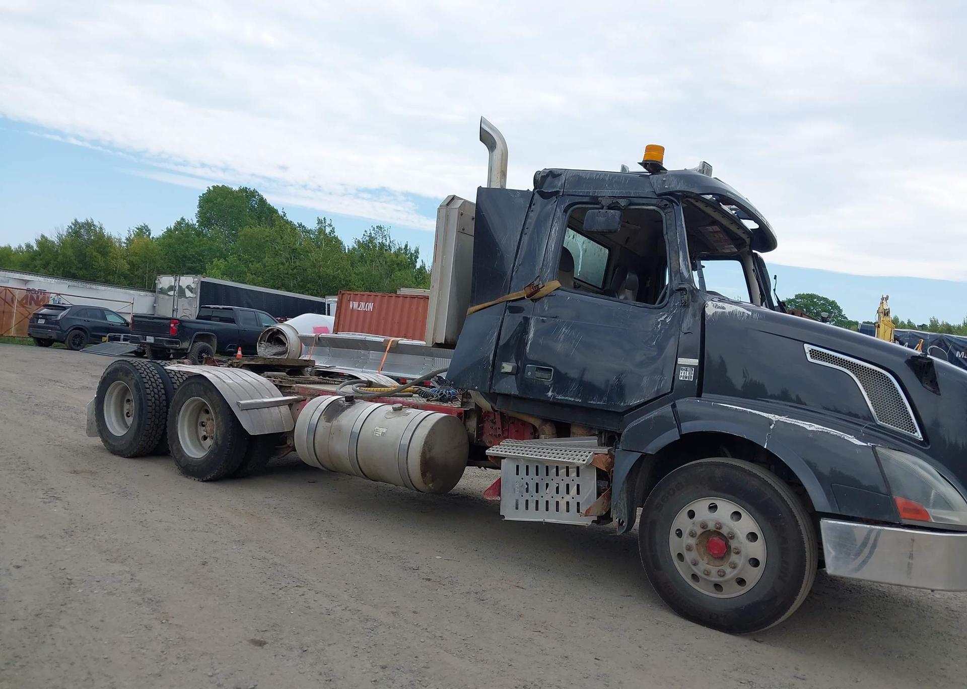 2015 VOLVO VN VNL