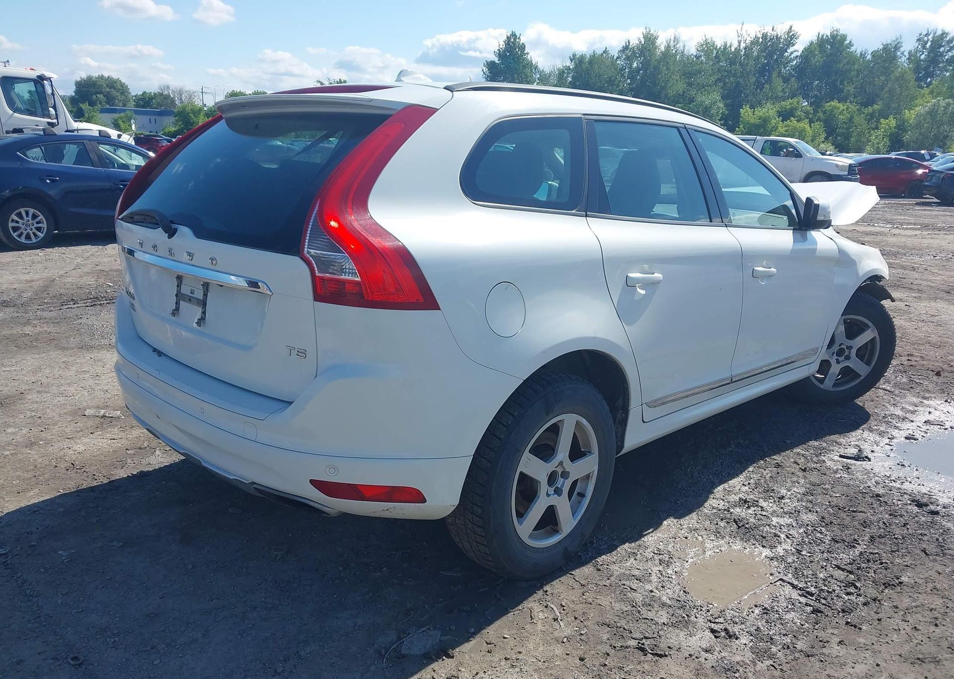 2015 VOLVO XC60 T5