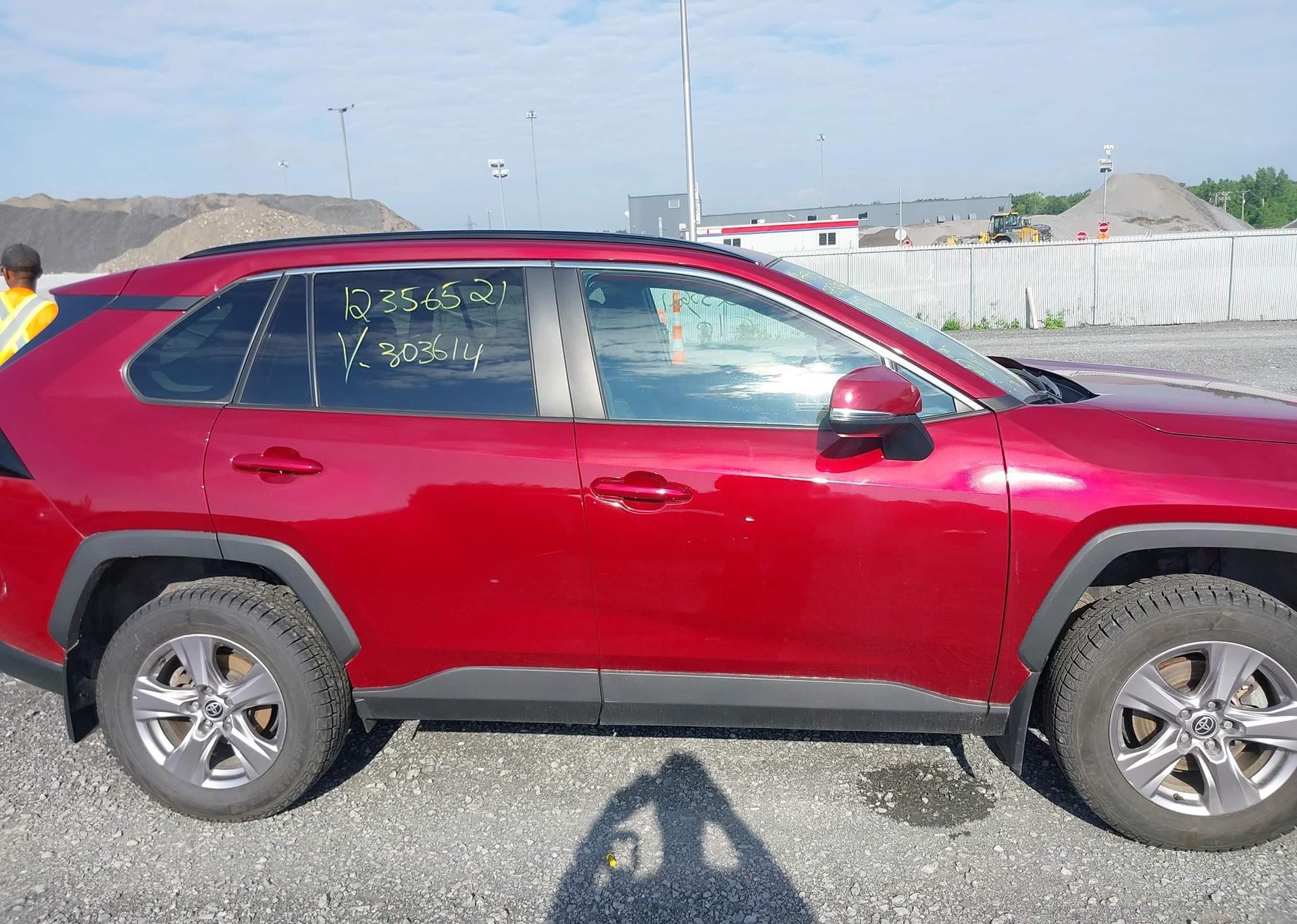2022 TOYOTA RAV4 XLE