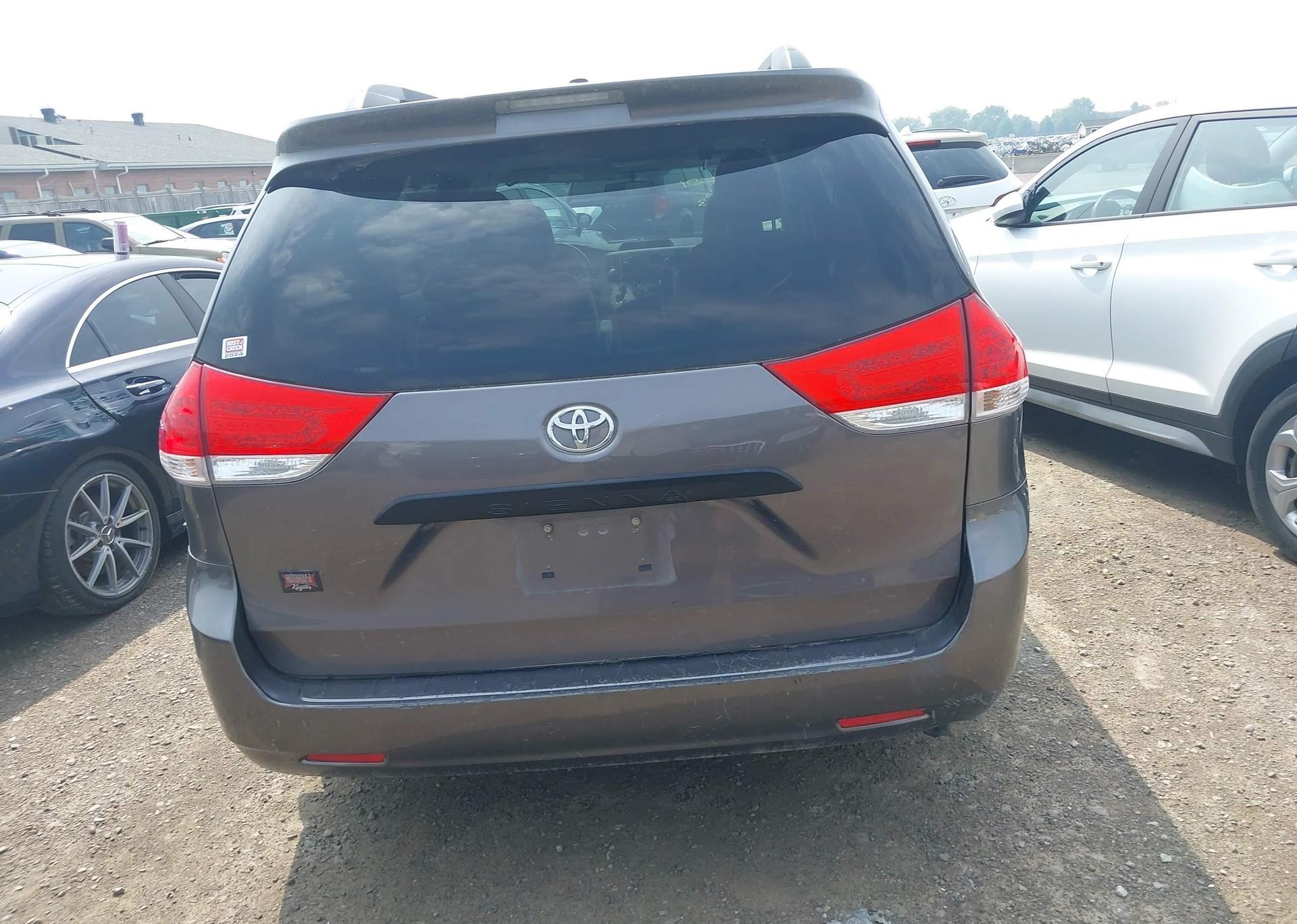 2012 TOYOTA SIENNA