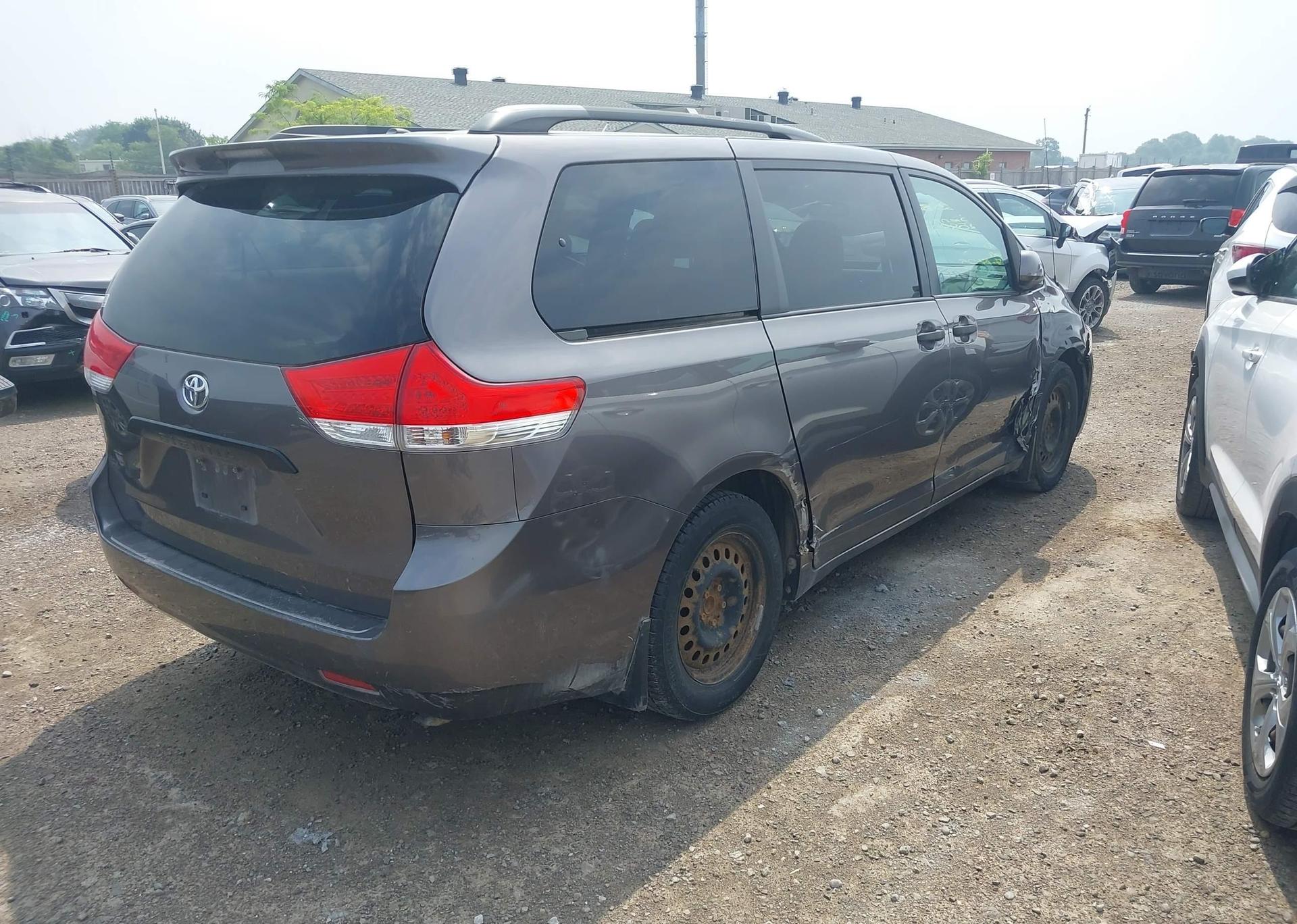2012 TOYOTA SIENNA