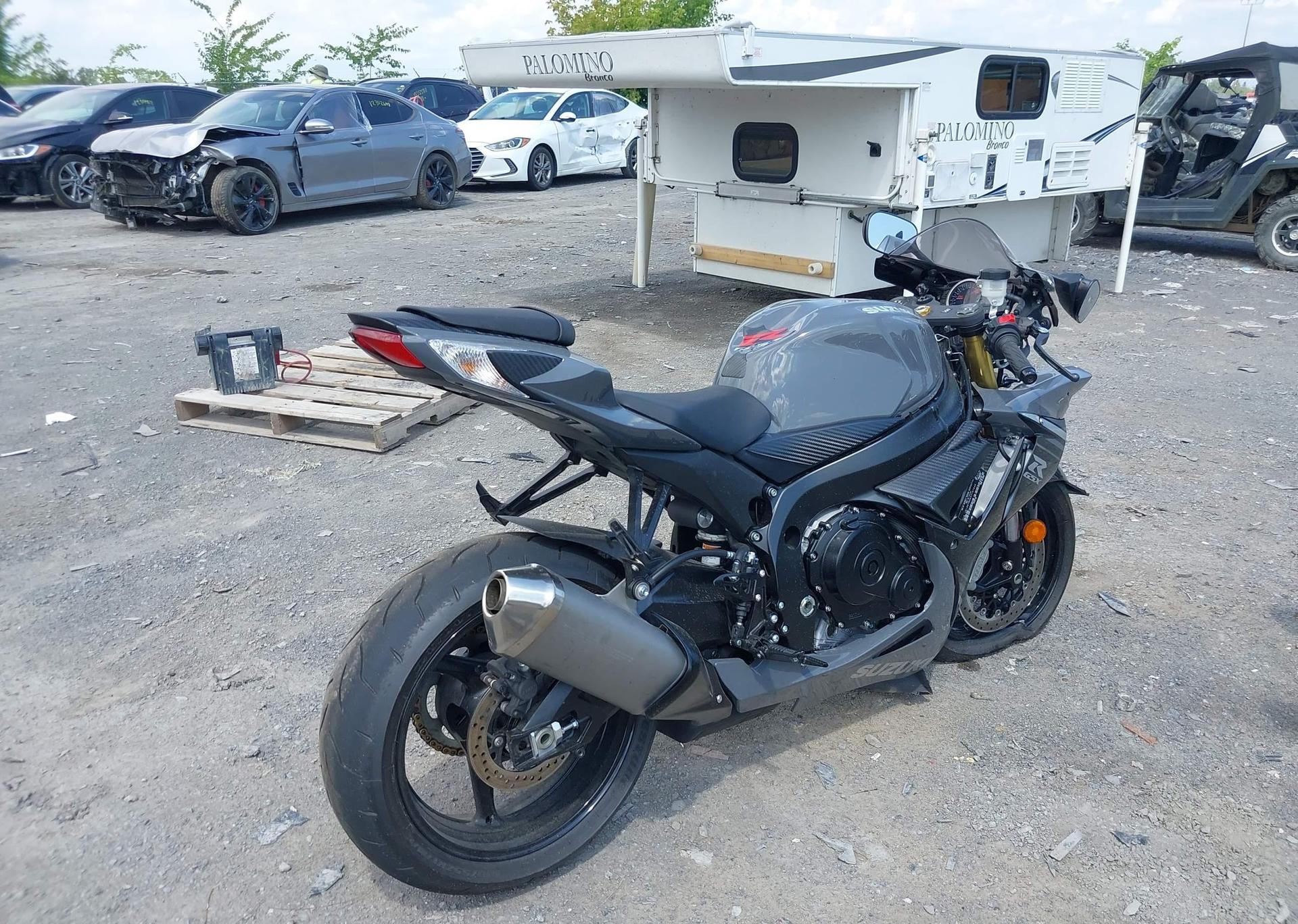2025 SUZUKI GSX-R750