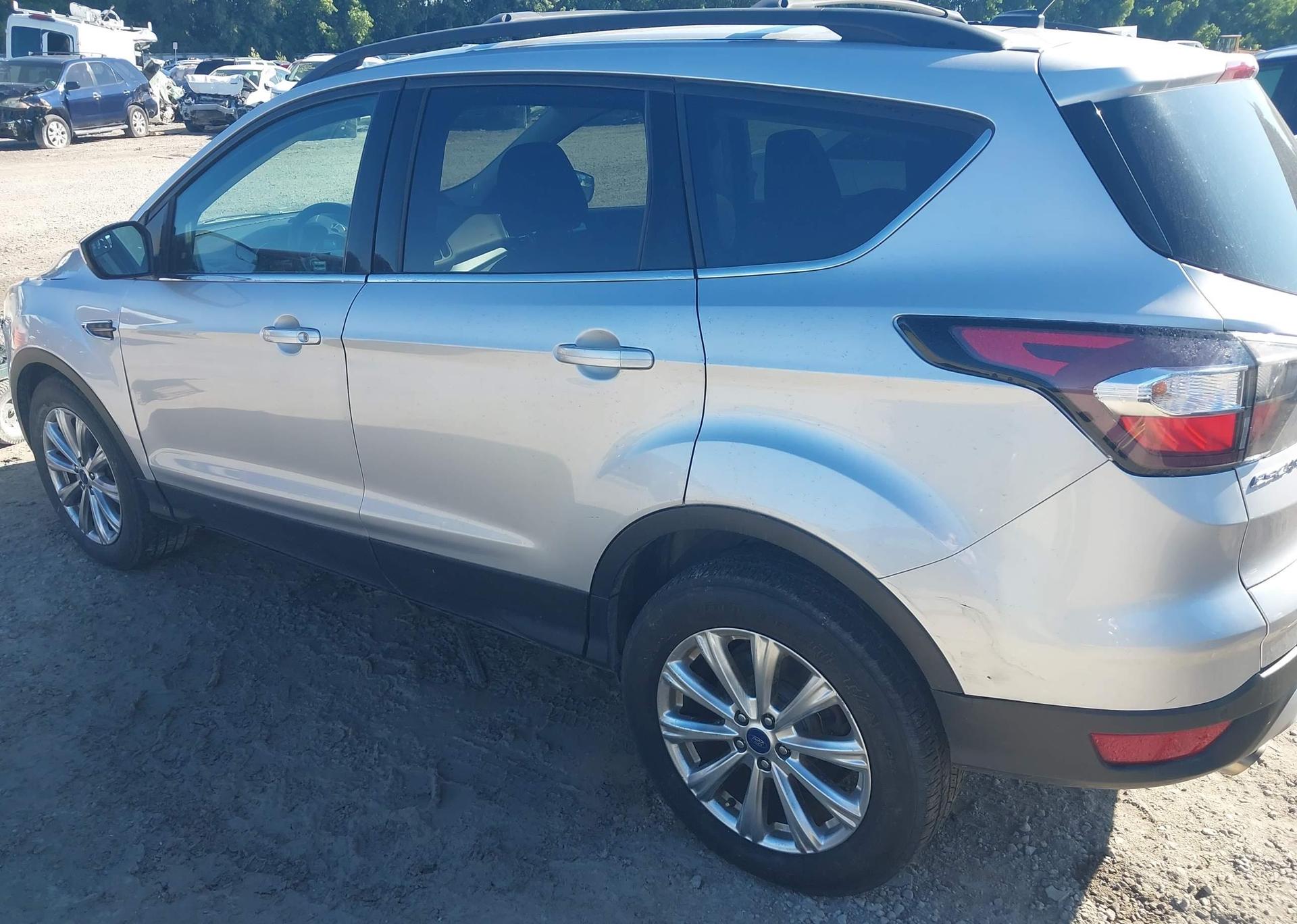 2017 FORD ESCAPE SE