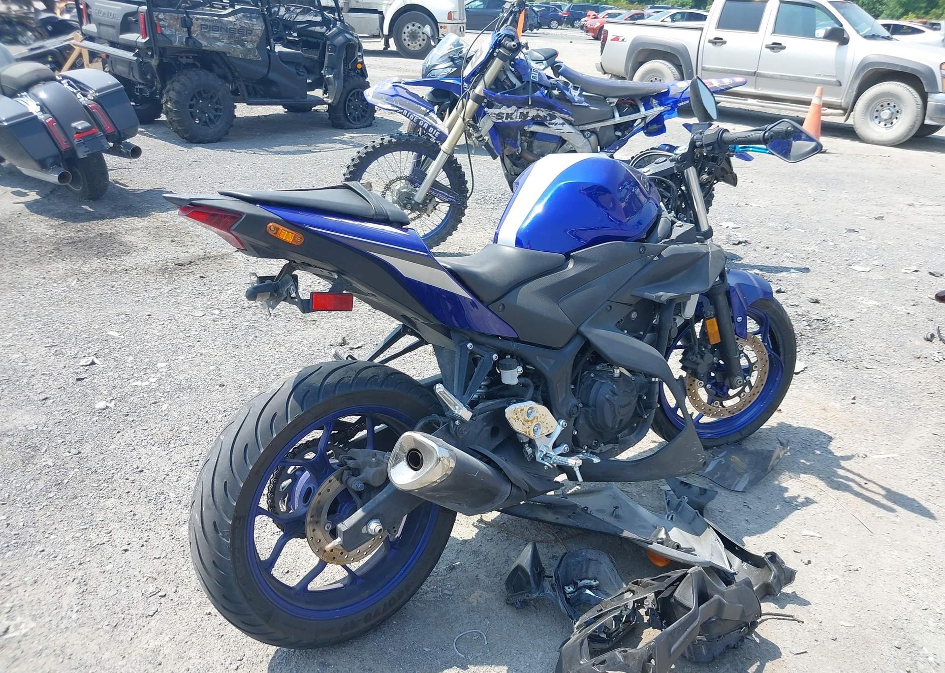 2015 YAMAHA YZFR3