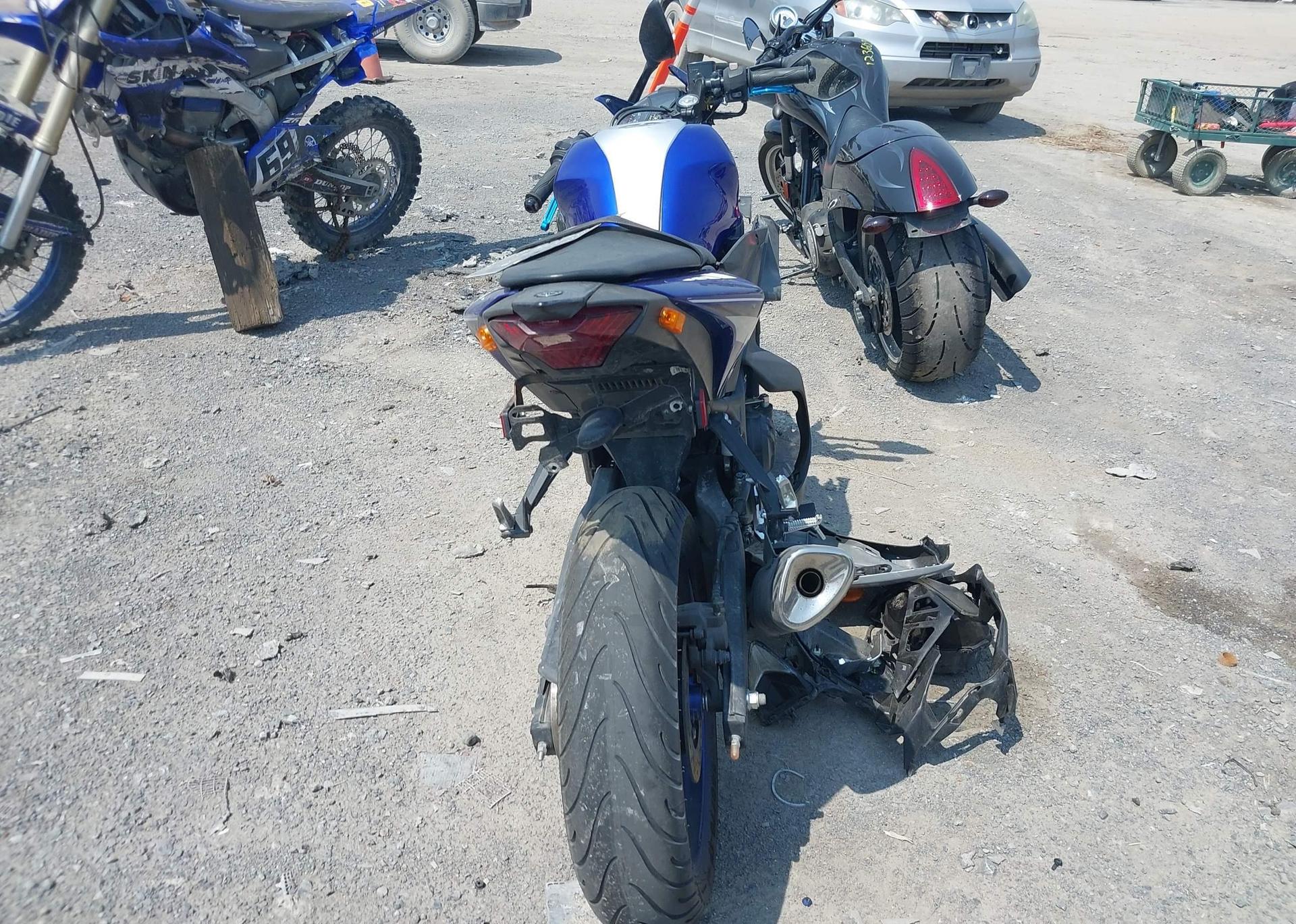 2015 YAMAHA YZFR3